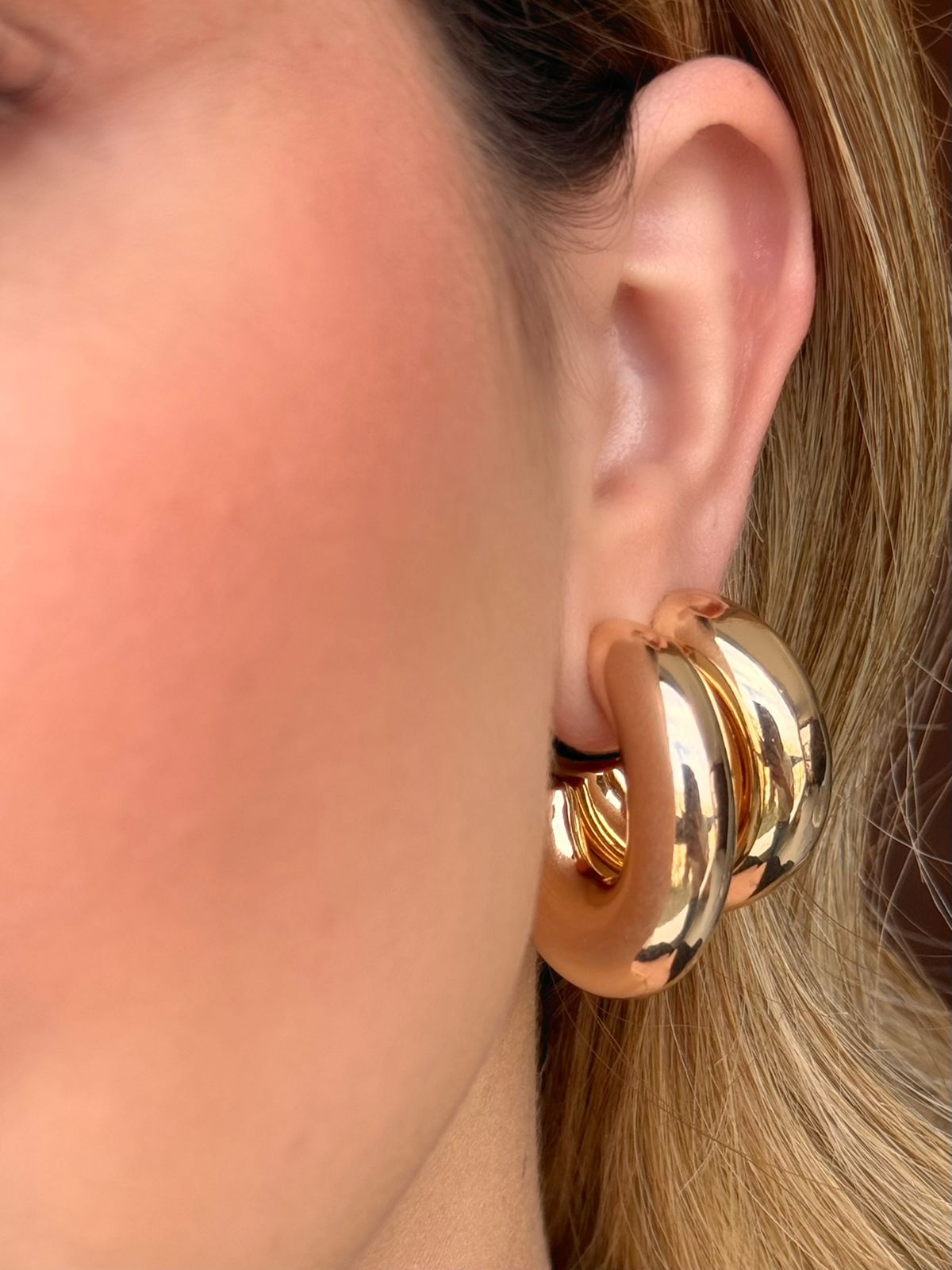 Brinco Argola abaulada C folheada a ouro 18K