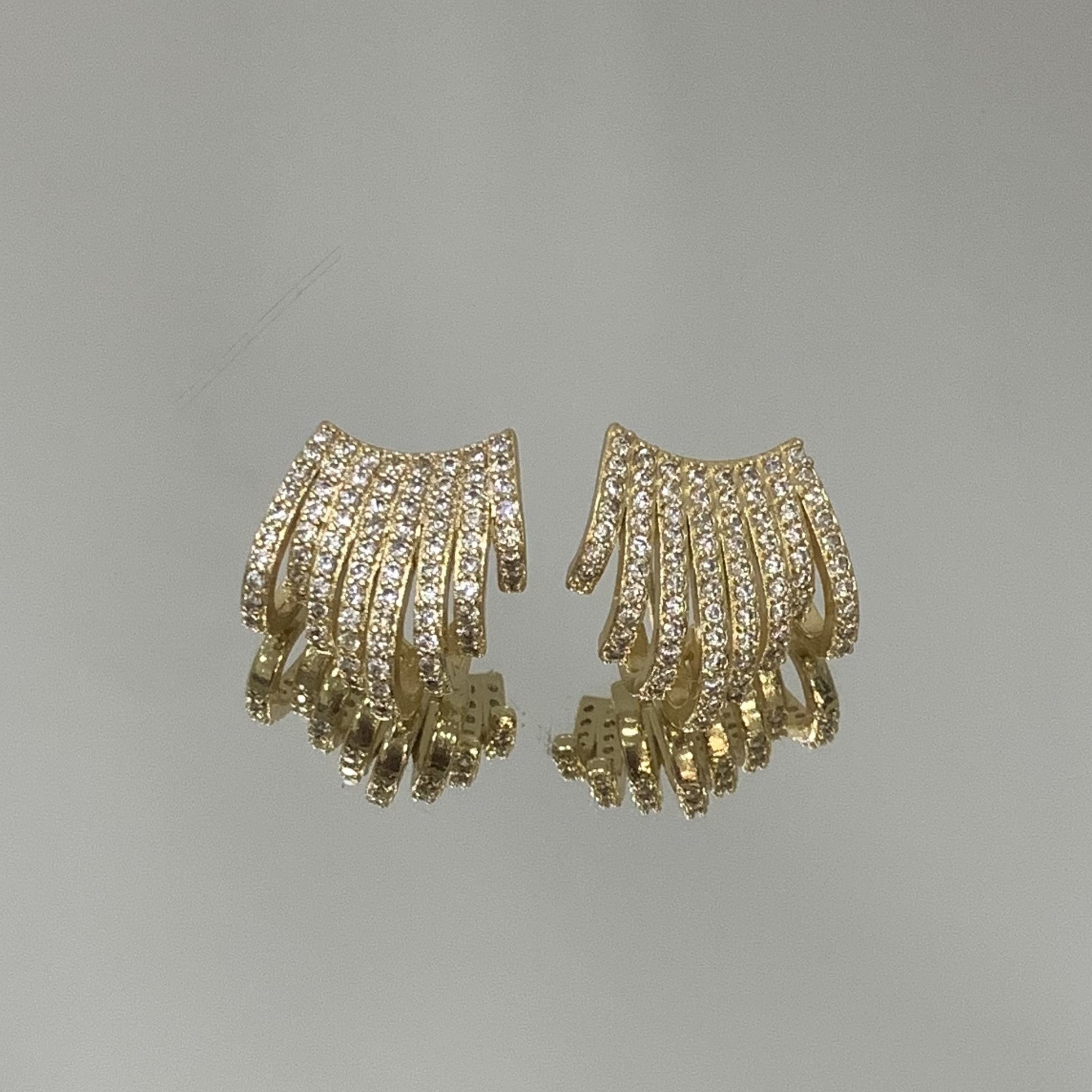 Brinco Earcuff 8 fileiras cravejadas folheado a ouro 18K