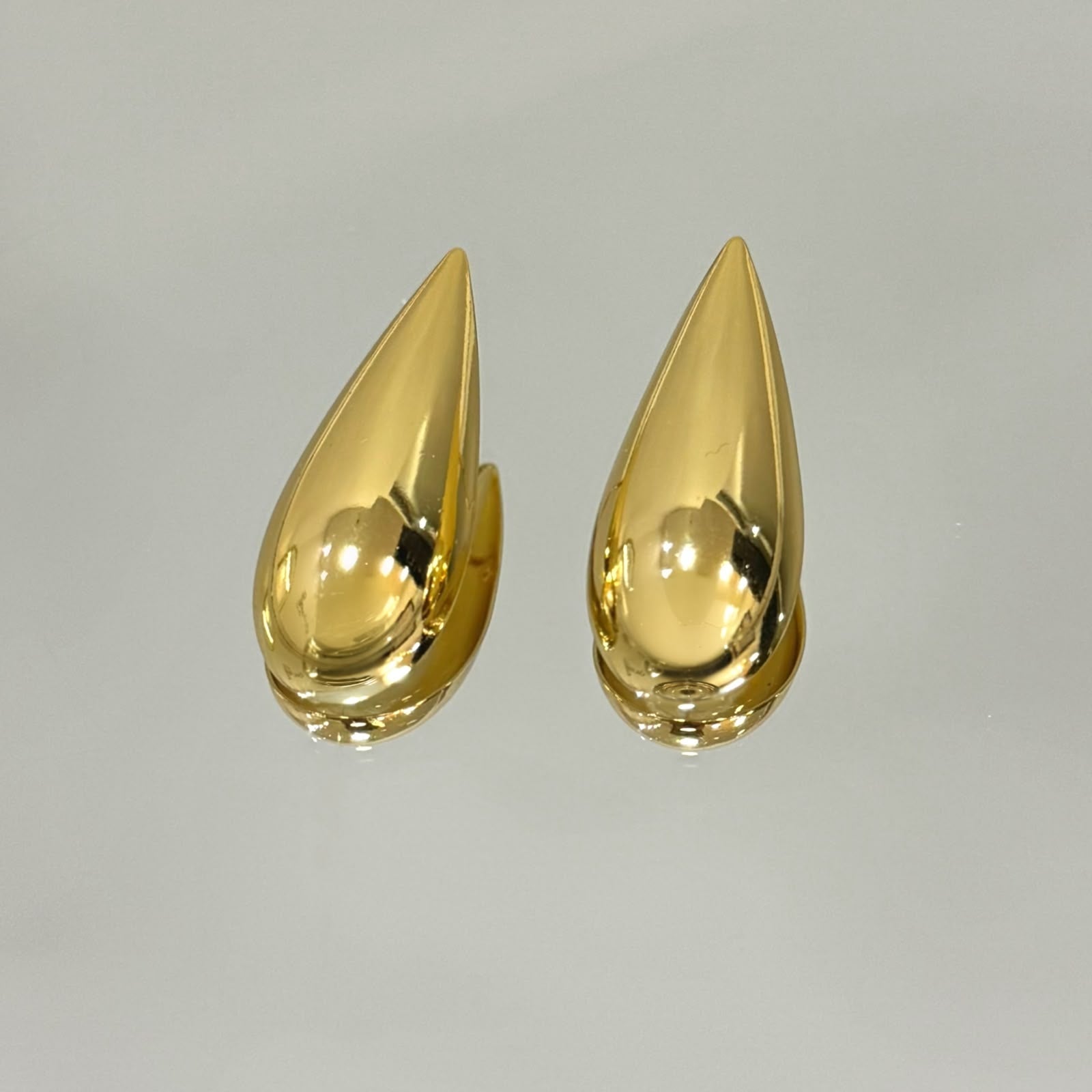 Brinco Gota Abaulada média folheado a ouro 18K