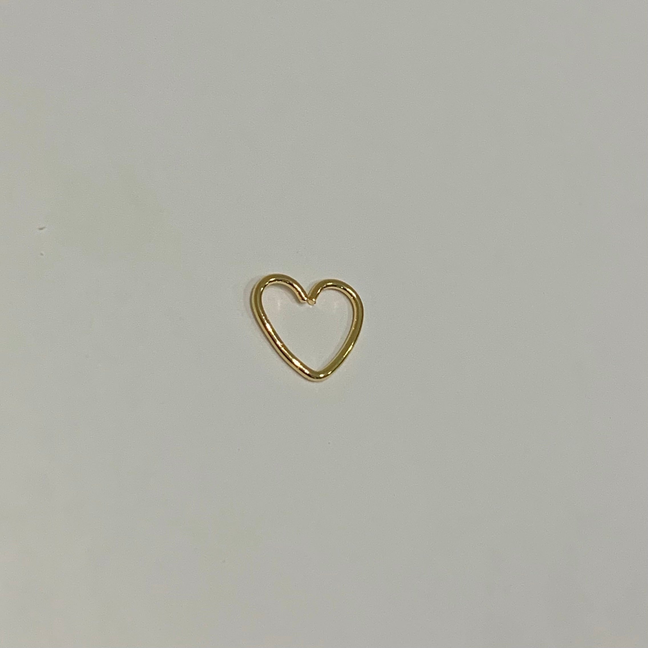 Piercing de torção coração vazado folheado a ouro 18k