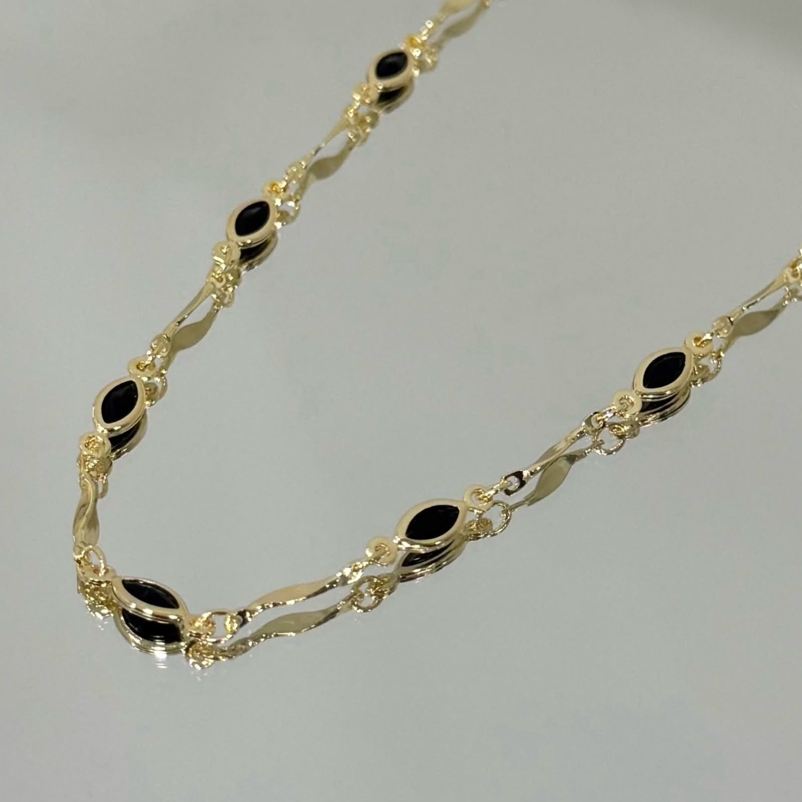 Choker Navetes pretas folheada a ouro 18K