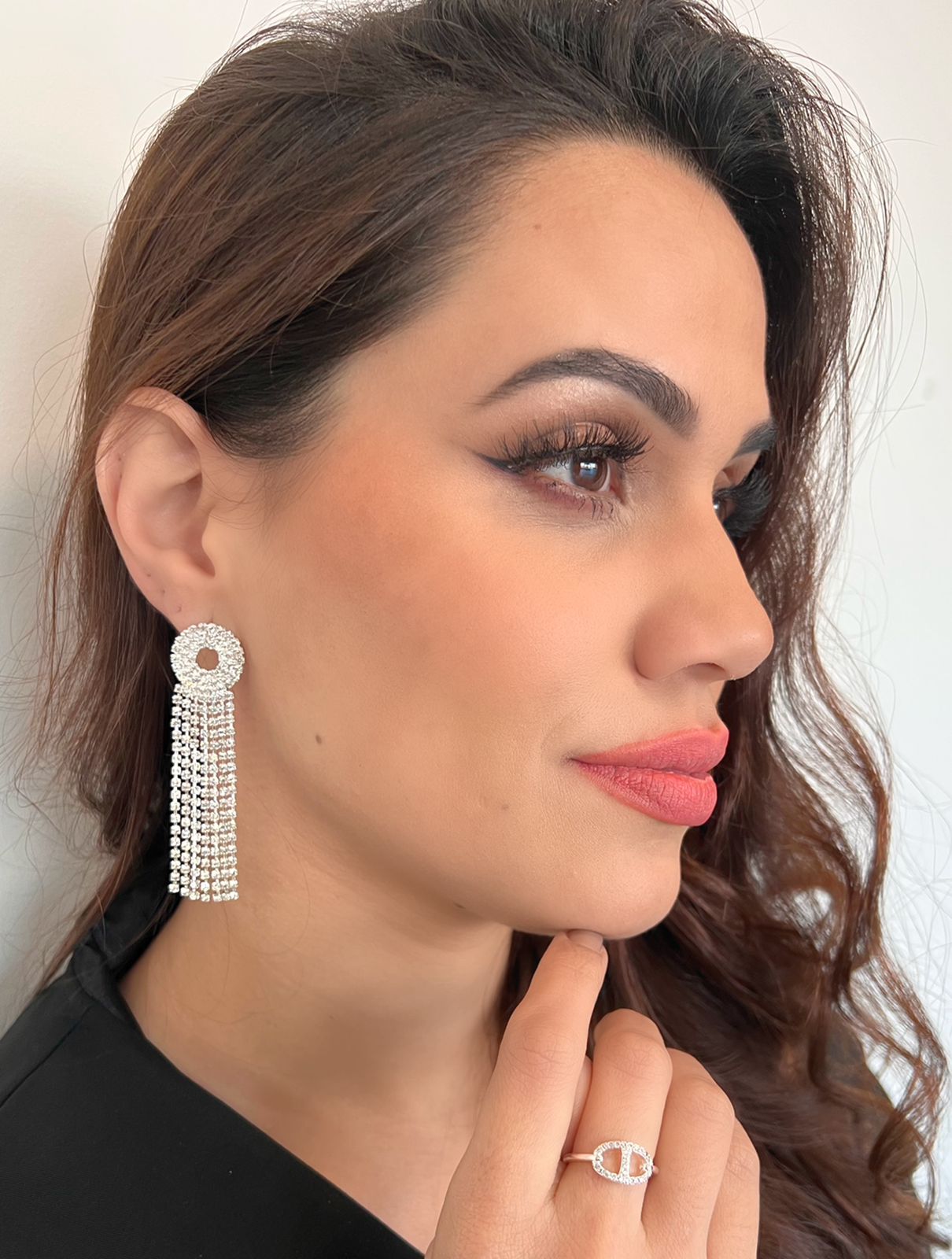 Brinco luar com franjas de strass folheado a prata