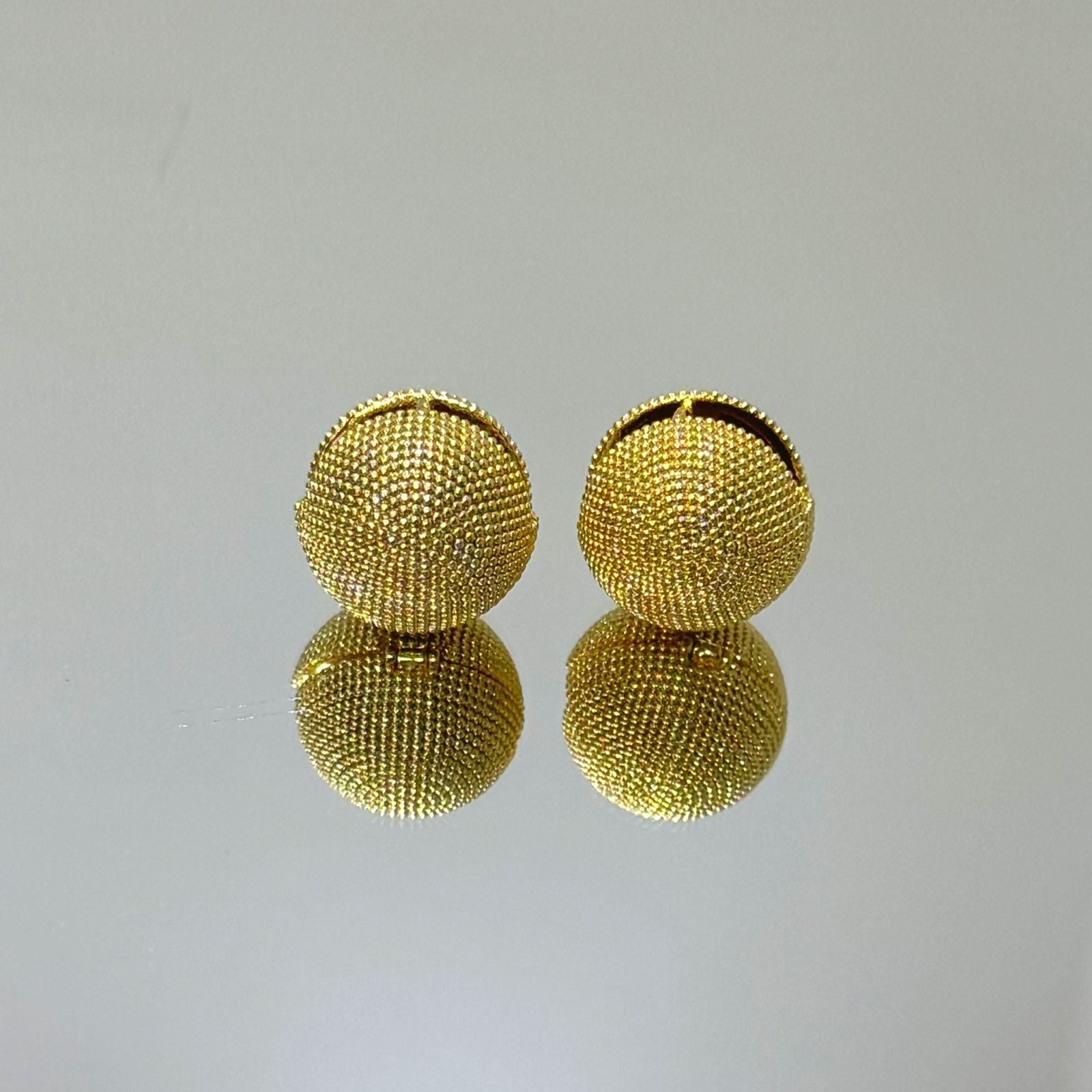 Brinco Esfera Texturizada folheado a ouro 18K