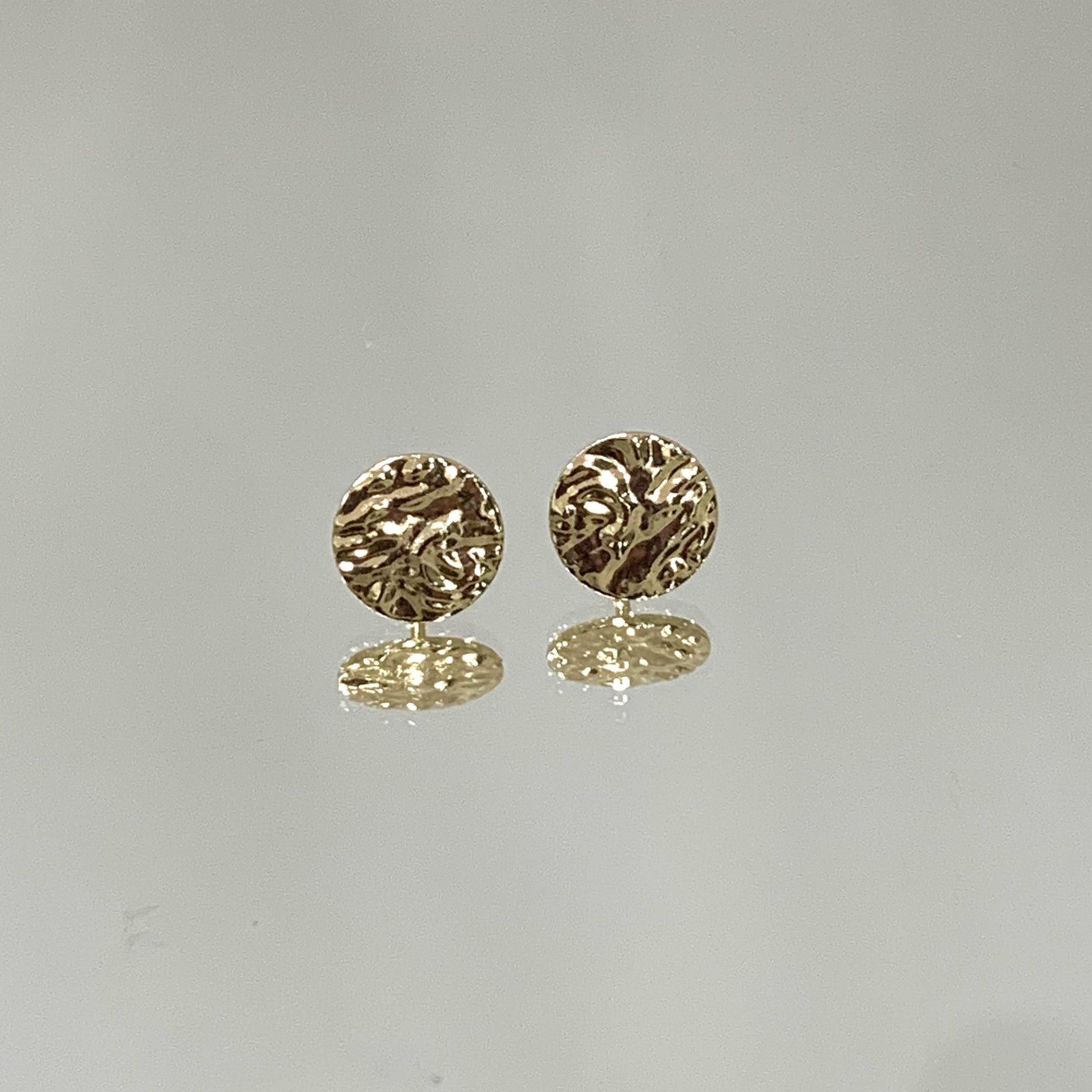 Brinco Mini círculo amassado folheado a ouro 18K