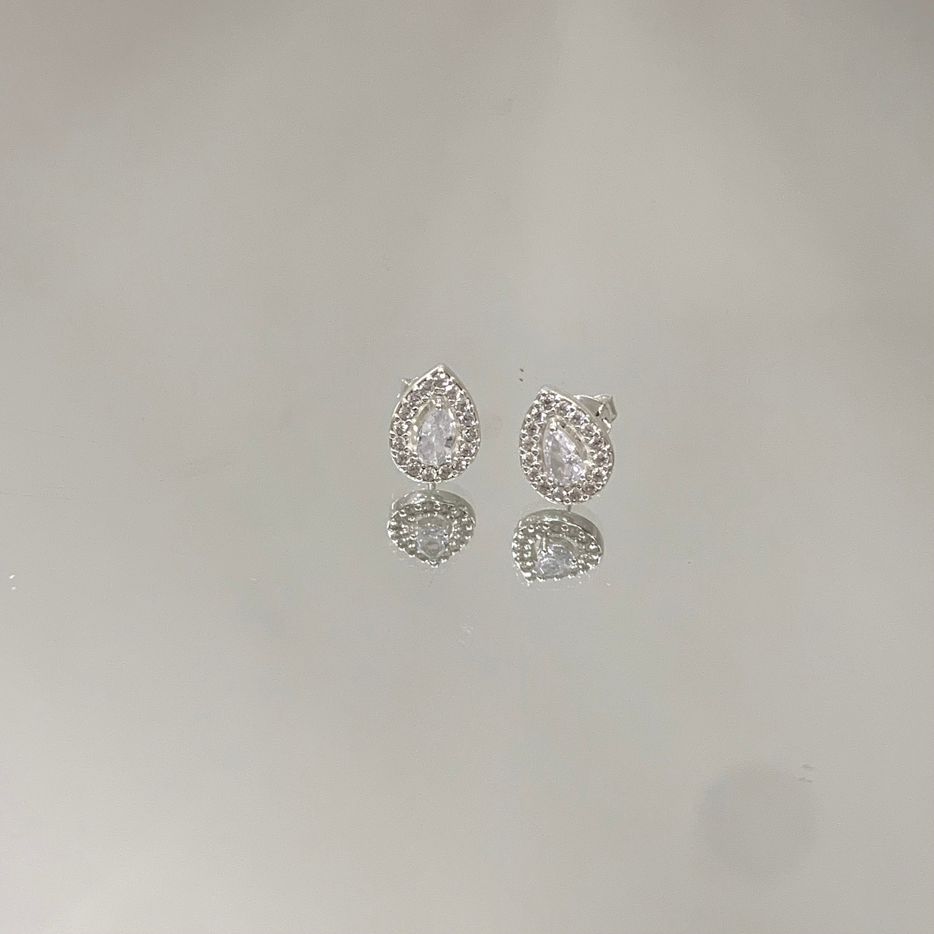 Brinco gota cravejada em prata 925