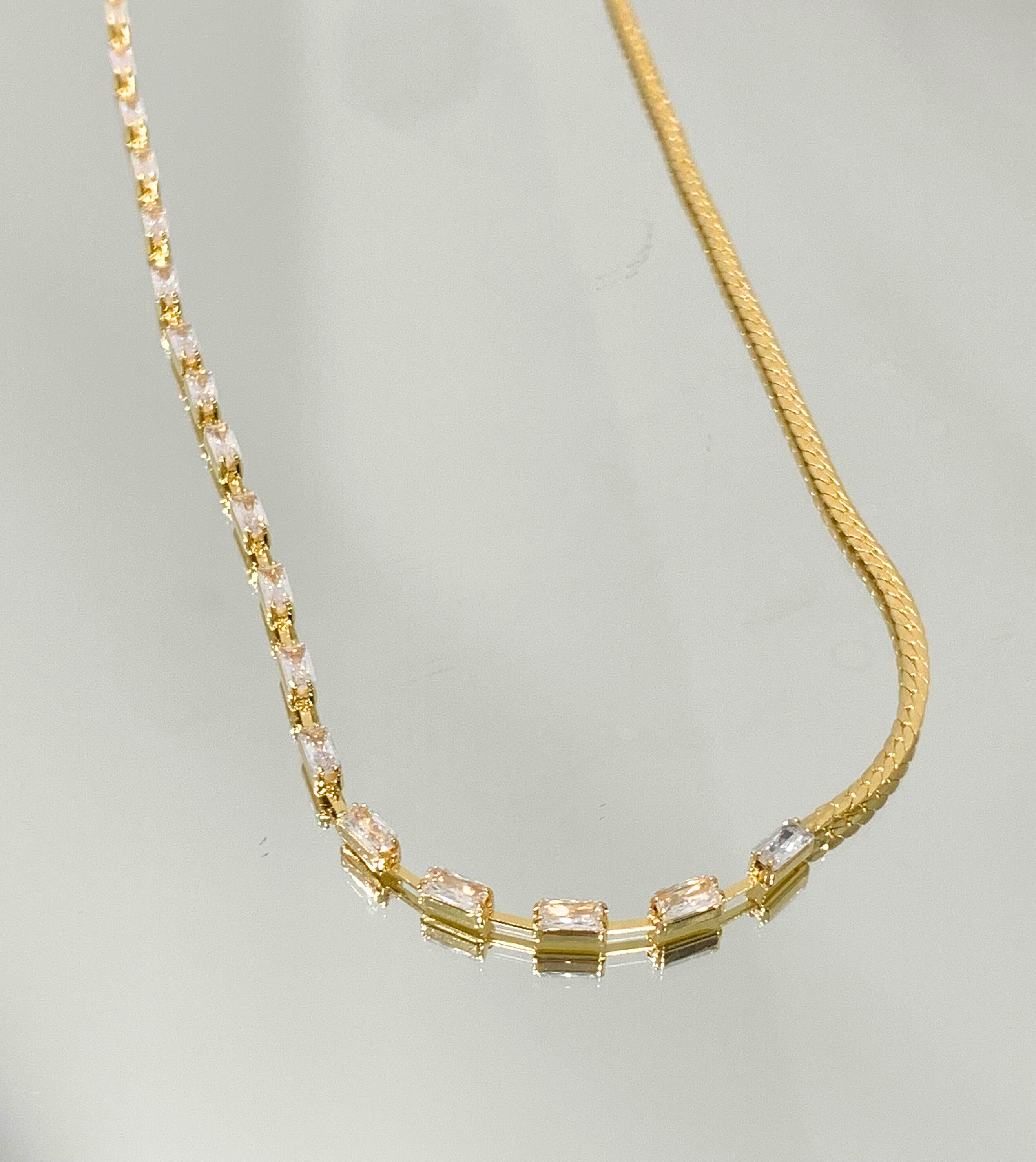 Choker Meia Fita e Riviera folheada a ouro 18K