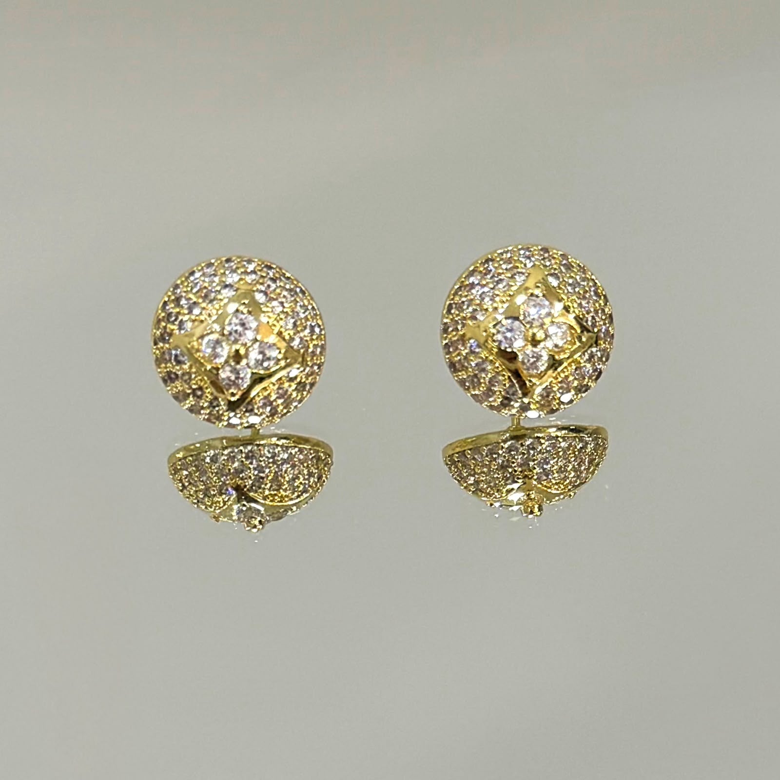 Brinco Meia esfera em trevo cravejado folheado a ouro 18K