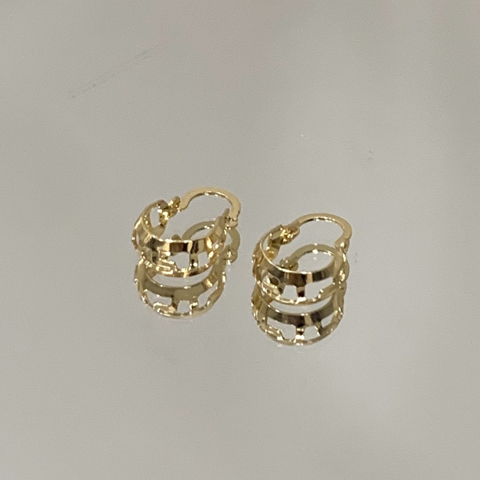 Brinco Argola vazada pequena folheada a ouro 18K