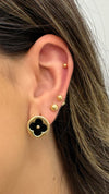 Brinco Trevo ônix folheado a ouro 18K