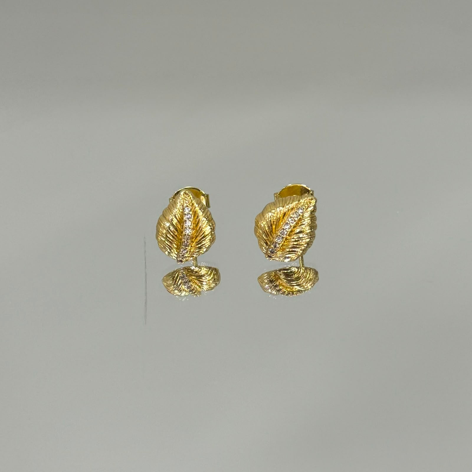 Brinco Folha P folheado a ouro 18K