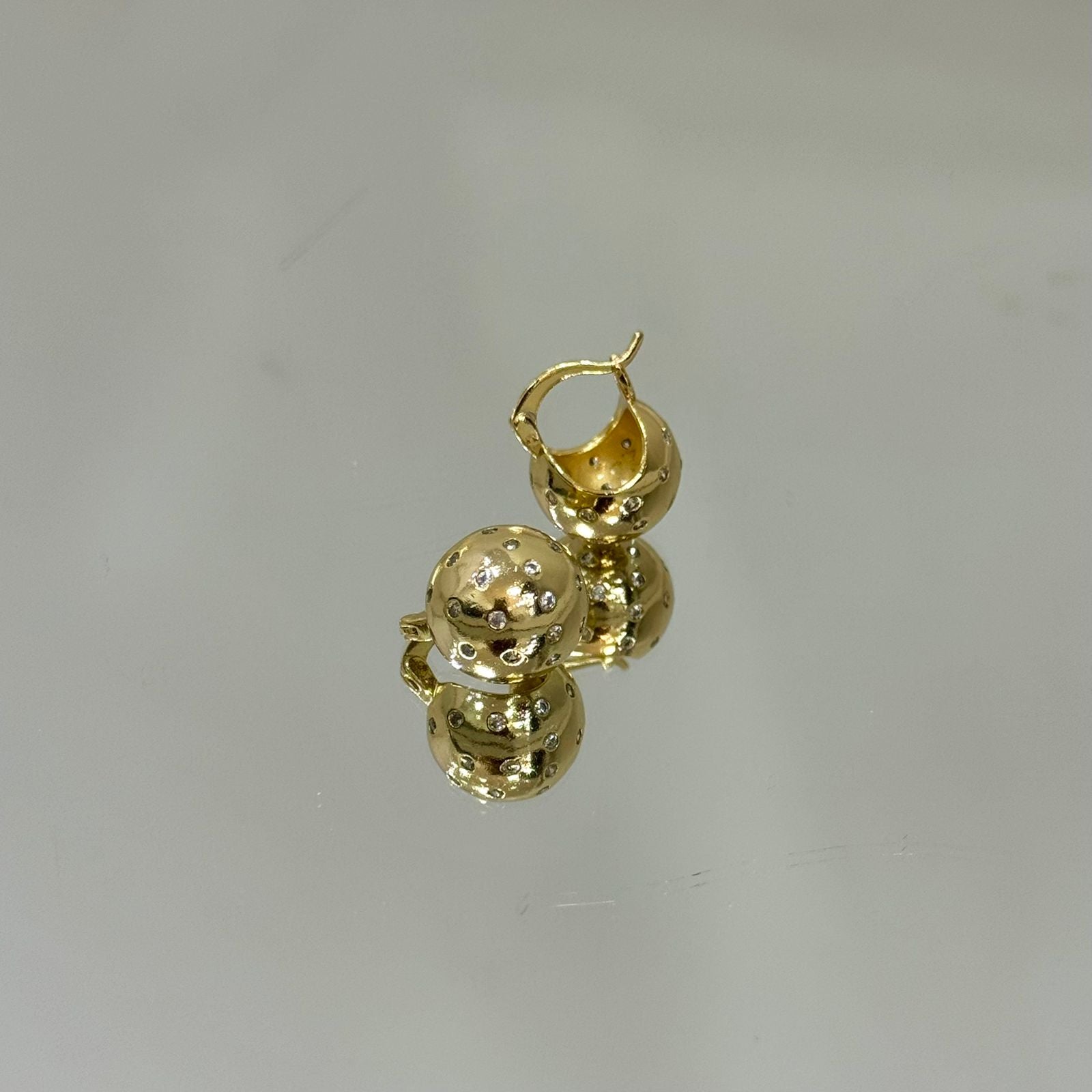 Brinco Bola em pontos cravejados folheado a ouro 18K