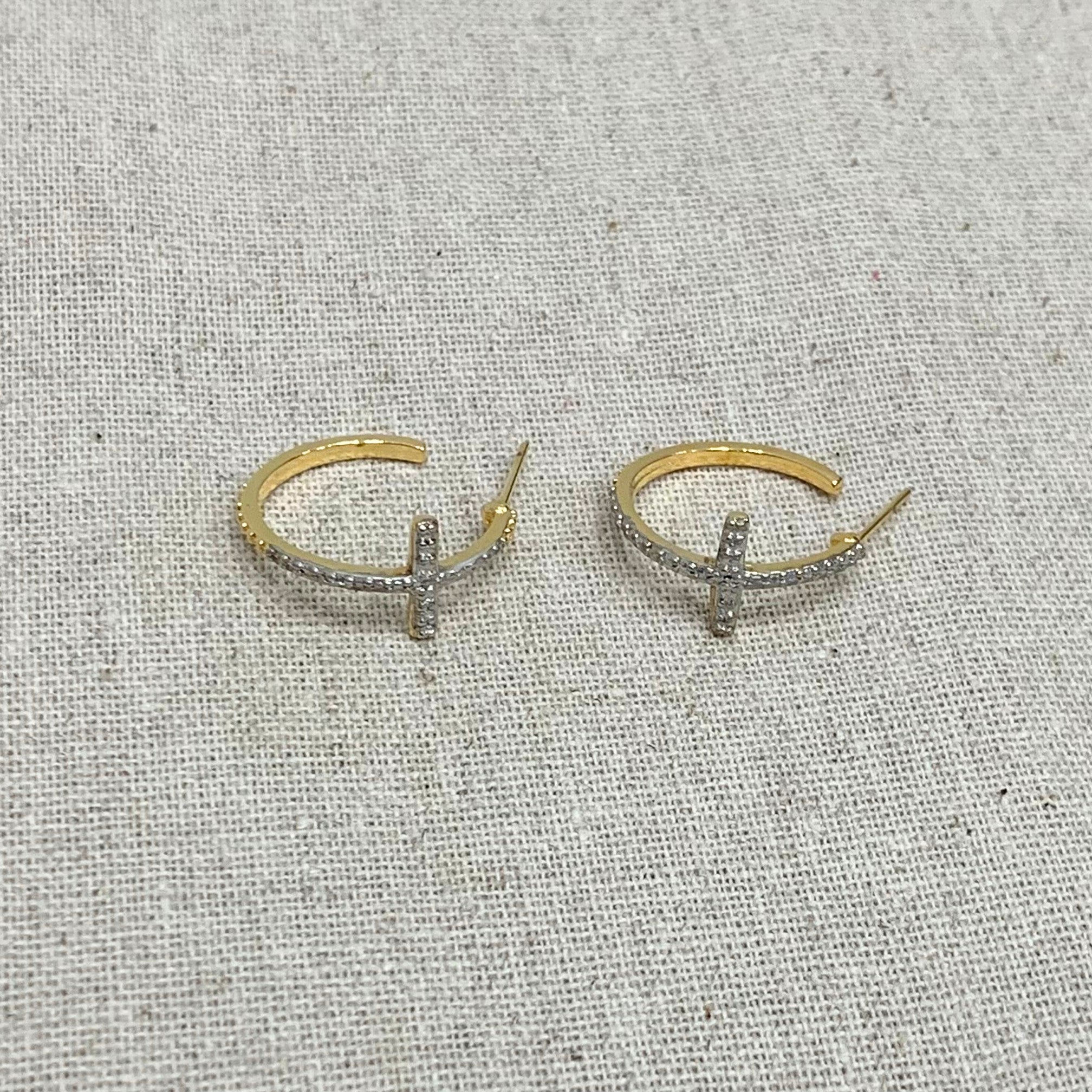 Brinco Argola Aberta Cruz em ródio e folheada a ouro 18K