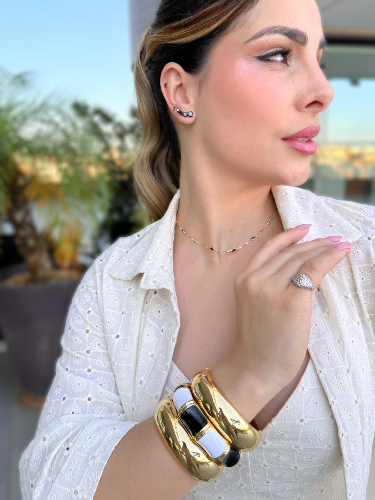 Brinco Mini Earcuff negro folheado a ródio