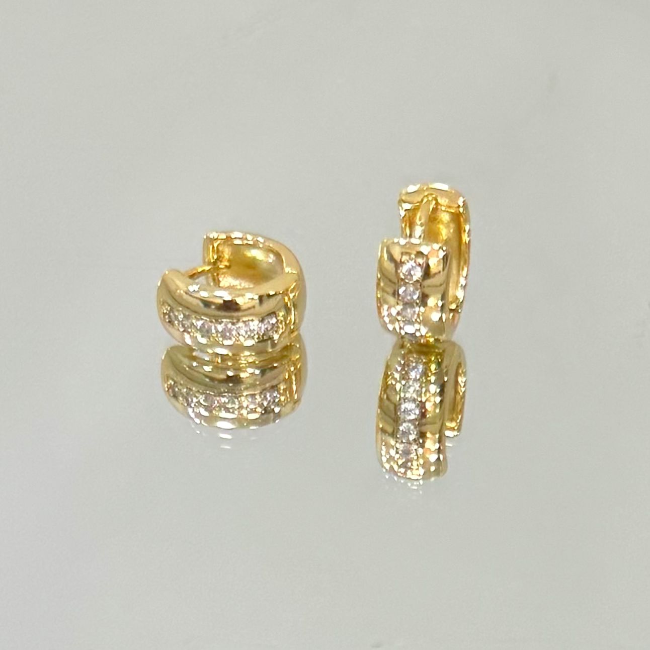 Brinco Argolinha com 1 fileira central cravejada folheada a ouro 18K