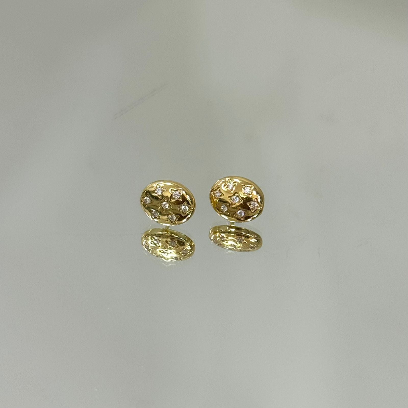 Brinco Oval com trevos folheado a ouro 18K