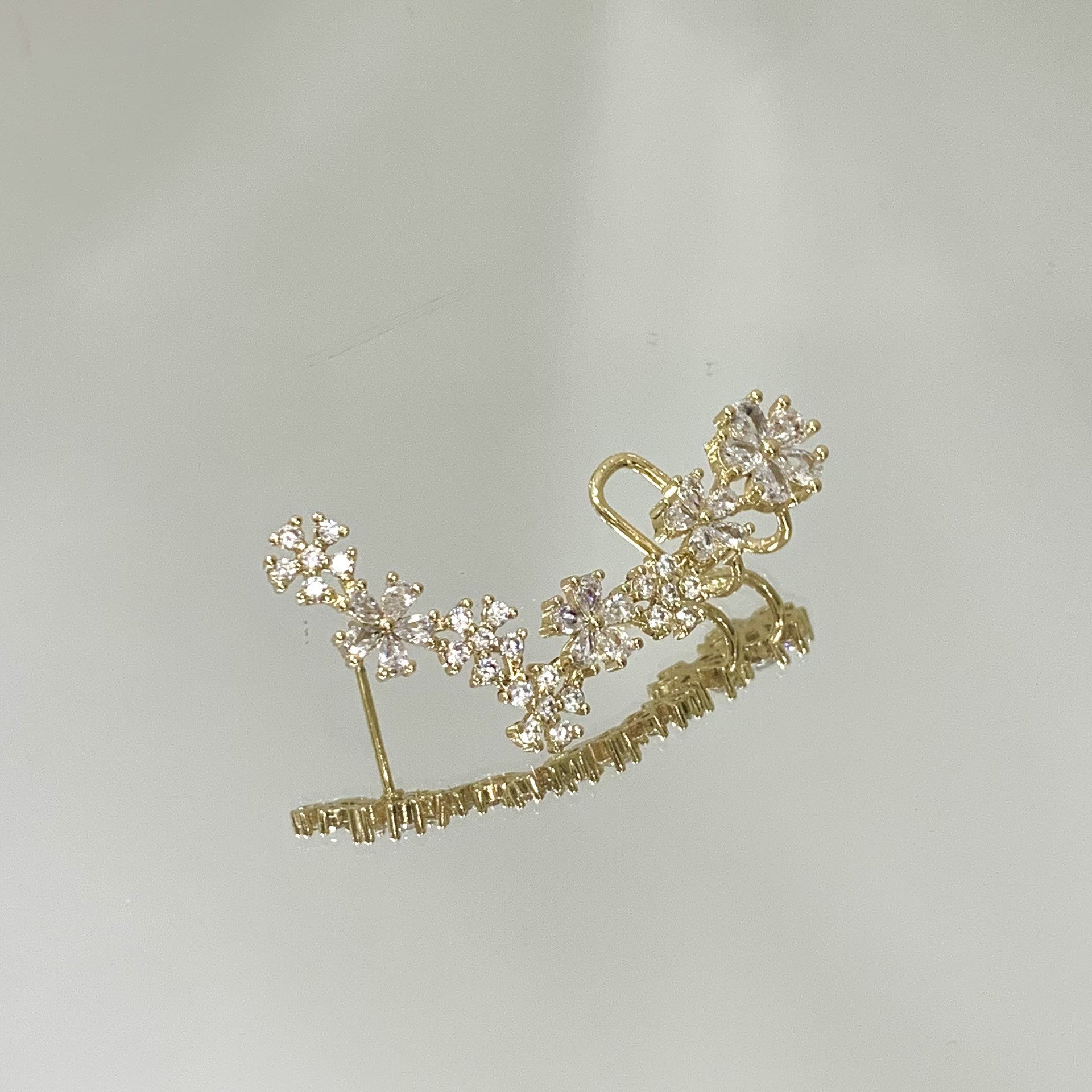 Brinco Earcuff unilateral margaridas folheado a ouro 18K