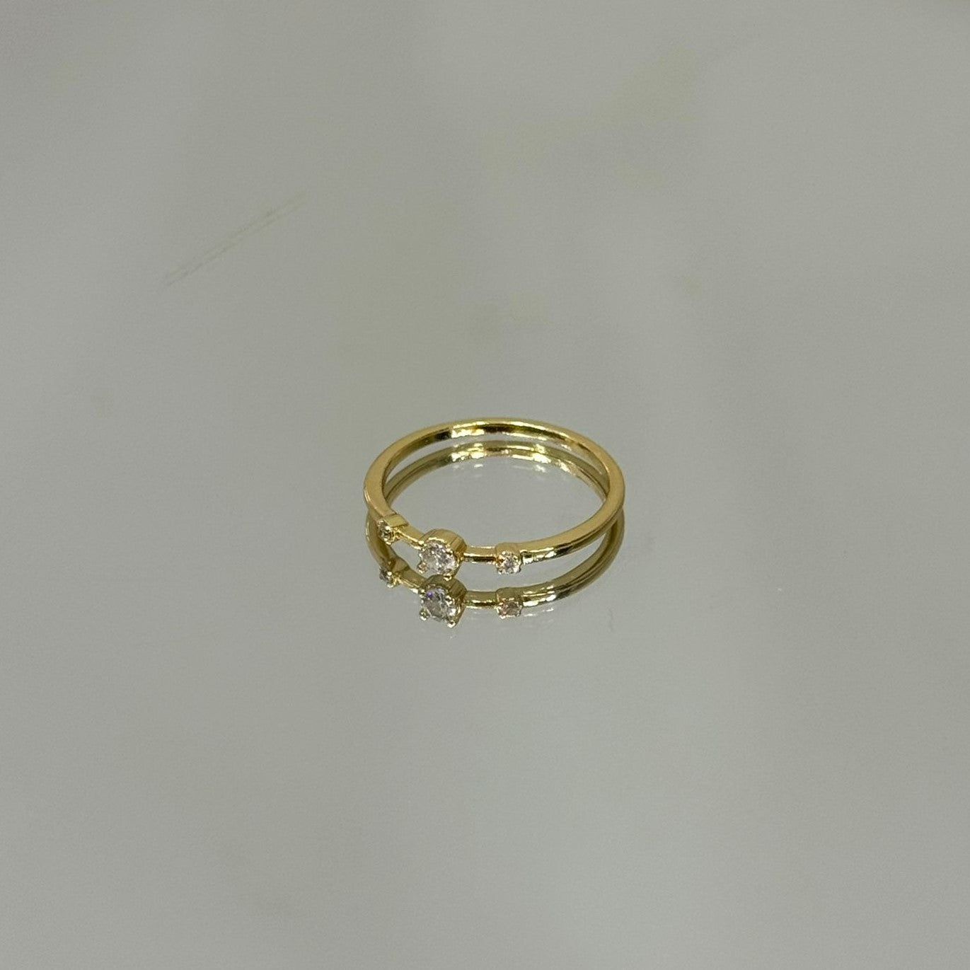 Anel 3 pedras folheado a ouro 18K