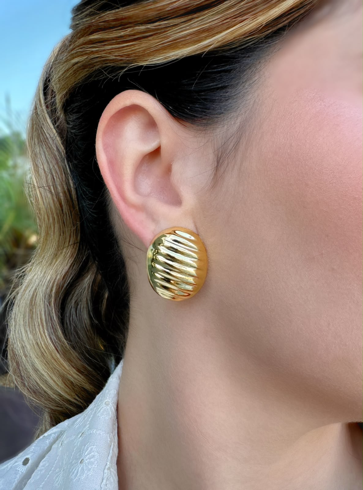 Brinco Botão Oval frisado folheado a ouro 18K