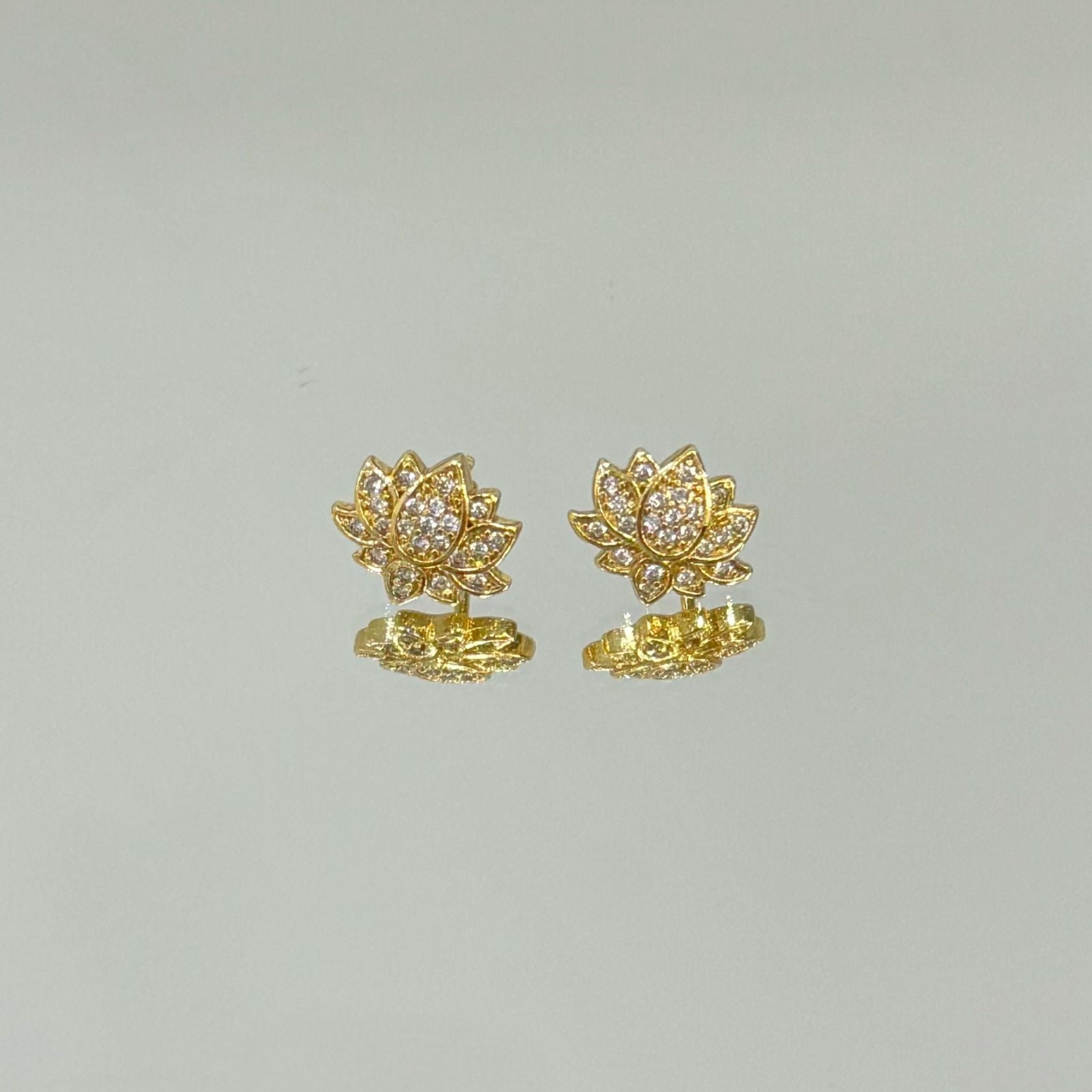 Brinco Flor de lótus folheado a ouro 18K