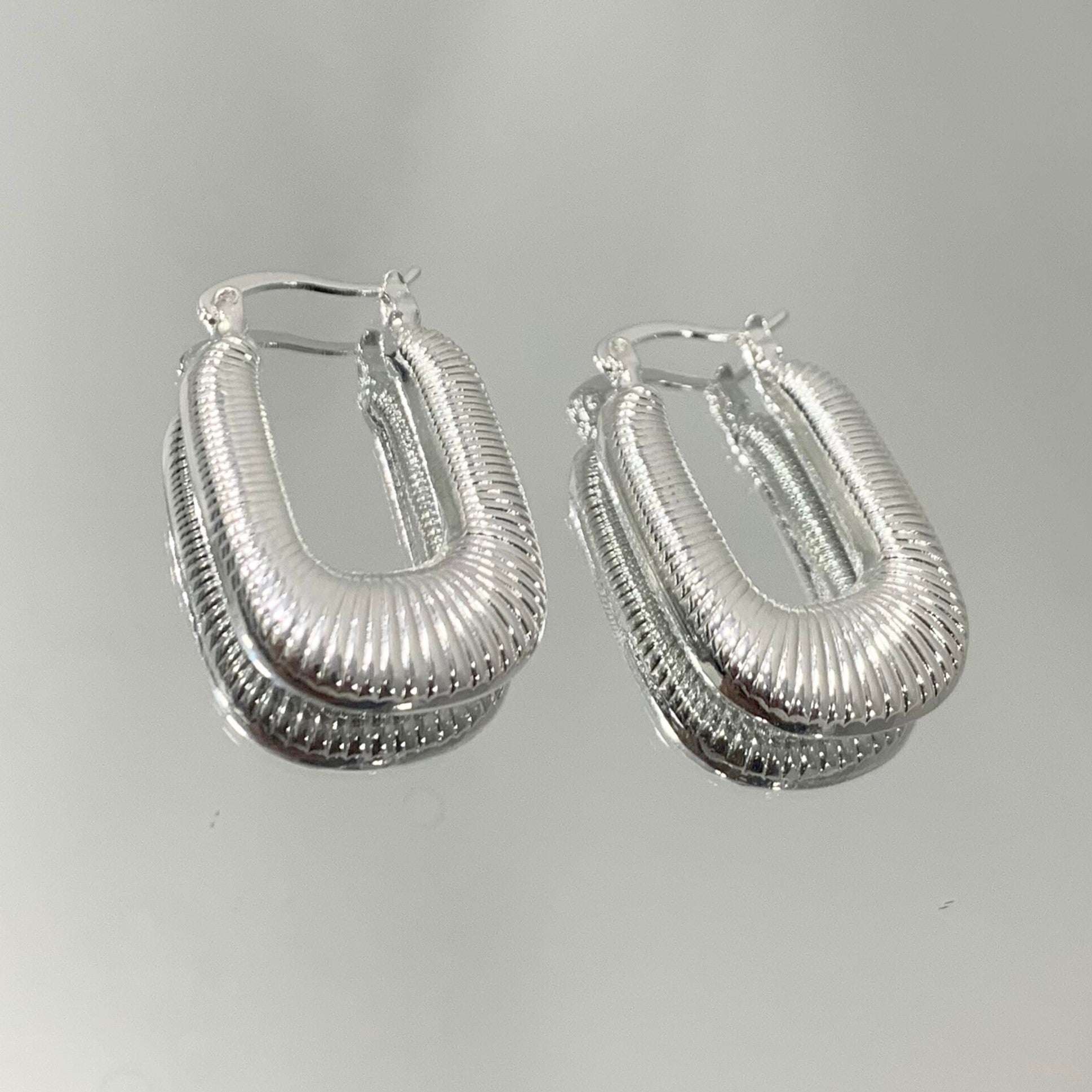 Argola Retangular Frisada folheada a prata