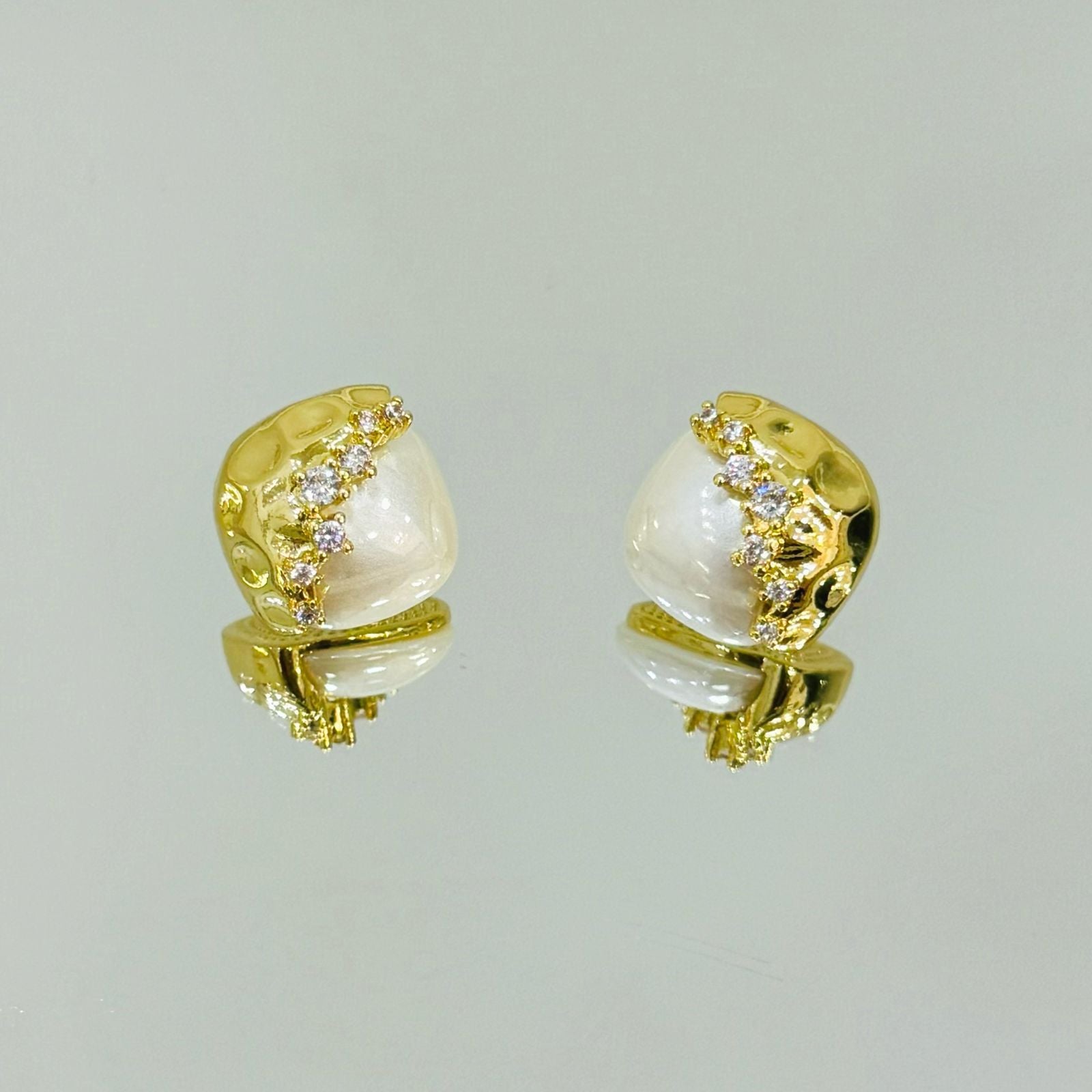 Brinco Meia périola quadrada folheado a ouro 18K