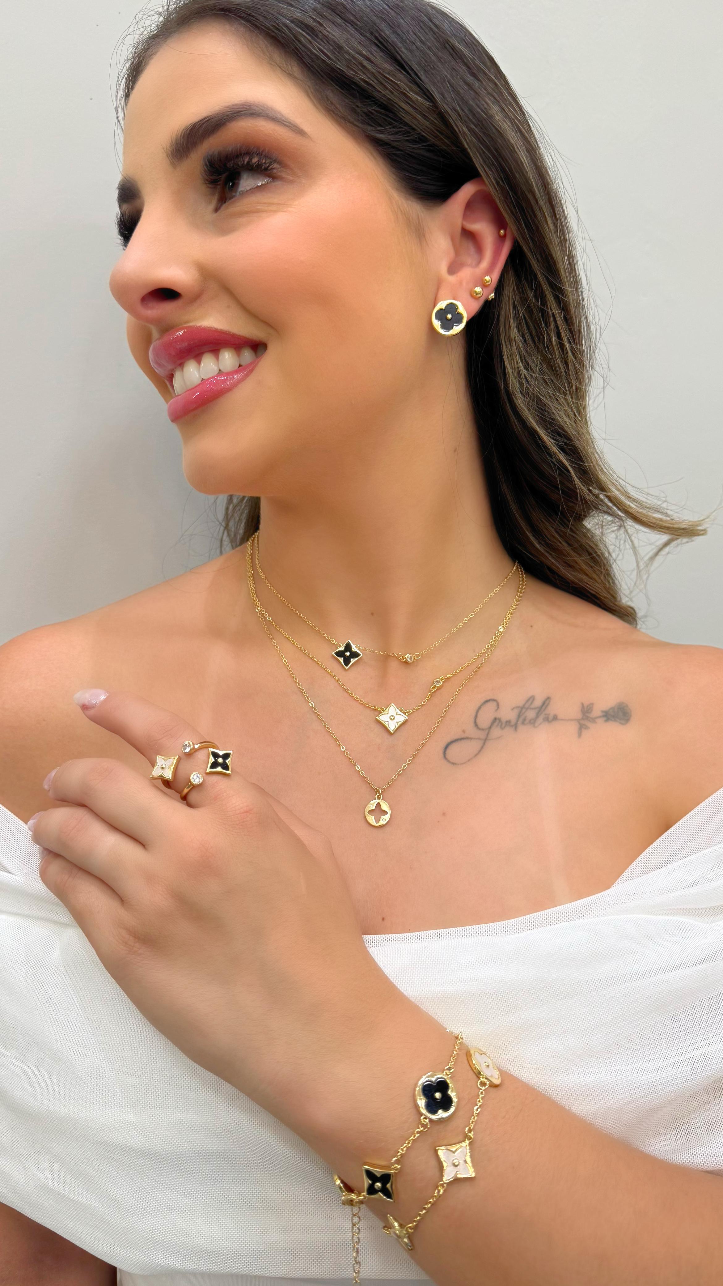 Anel Trevo madrepérola regulável folheado a ouro 18K