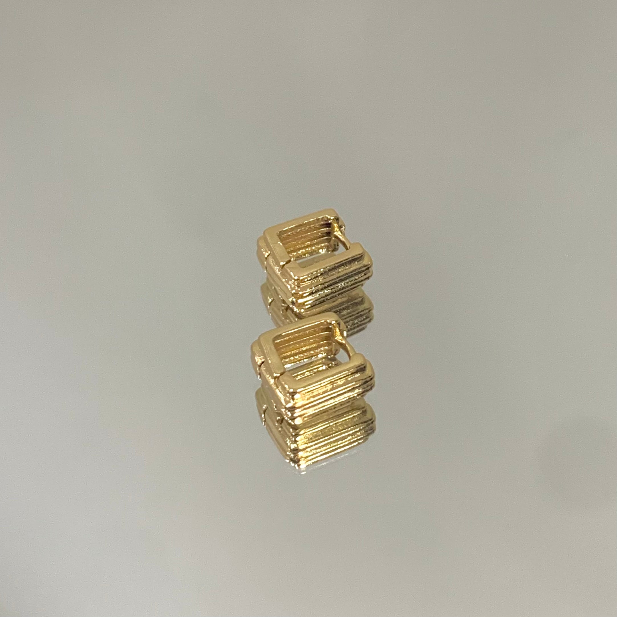 Brinco Argola Quadrada P frisada folheada a ouro 18K