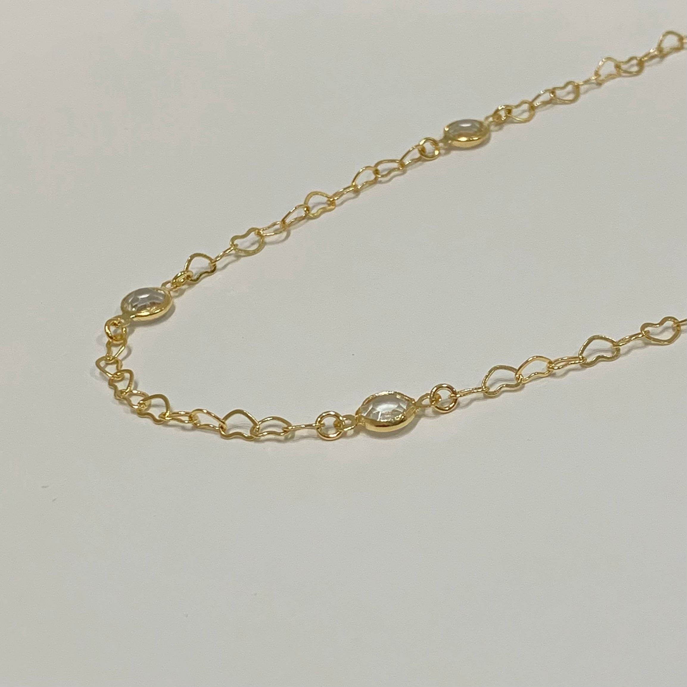 Choker elos de coração e pontos de zircônia folheado a ouro 18K