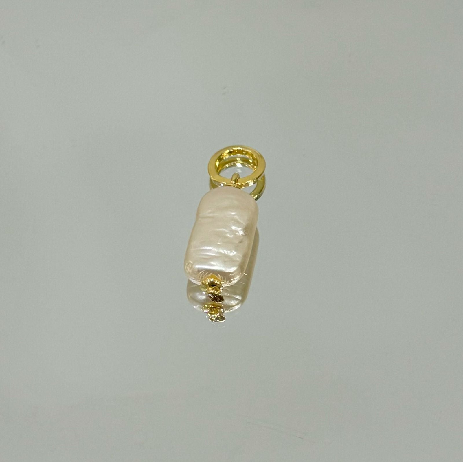 Pingente Pérola Barroca retangular folheado a ouro 18K