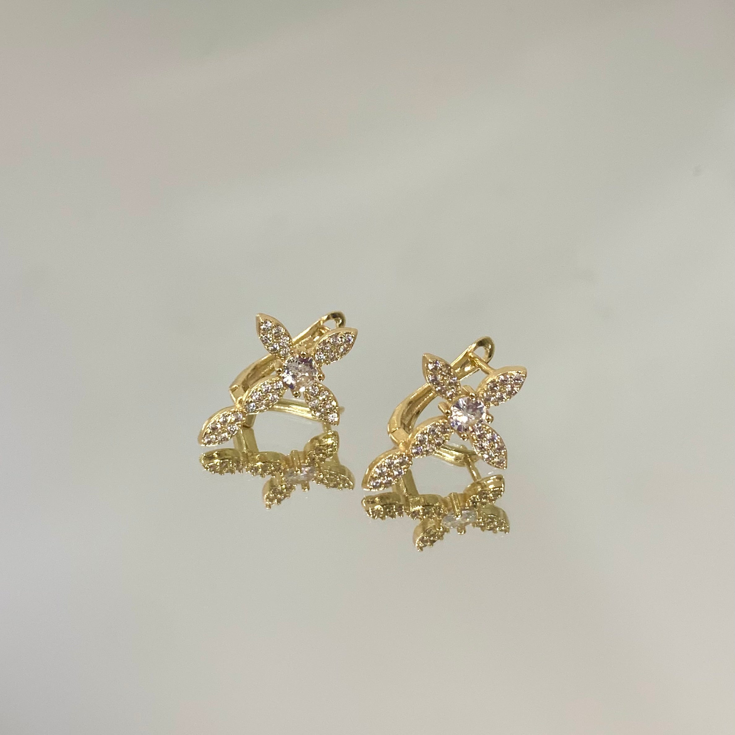 Brinco Cruz cravejada folheado a ouro 18K
