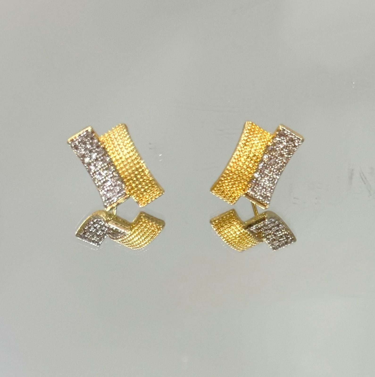 Brinco Côn-con folheado a ouro 18K e ródio