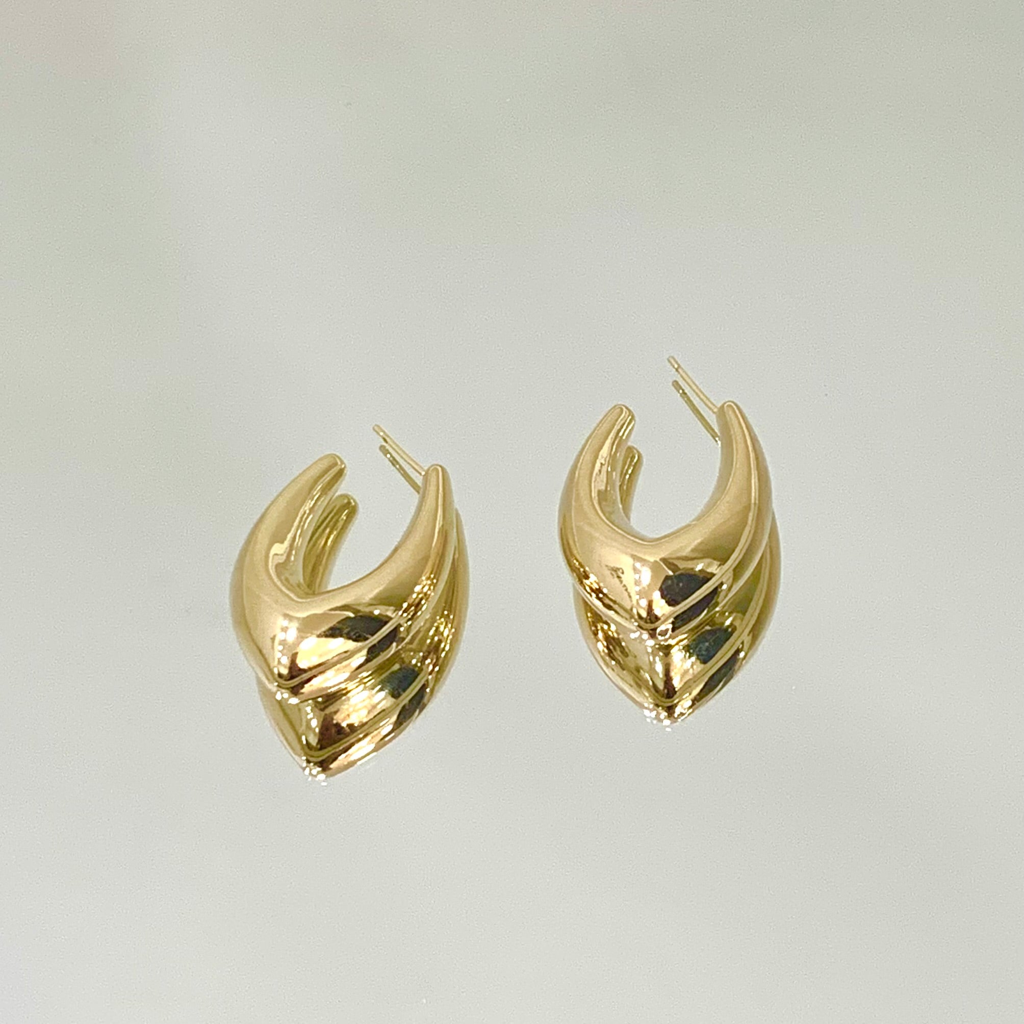 Brinco Argola em V Abaulada folheado a ouro 18K