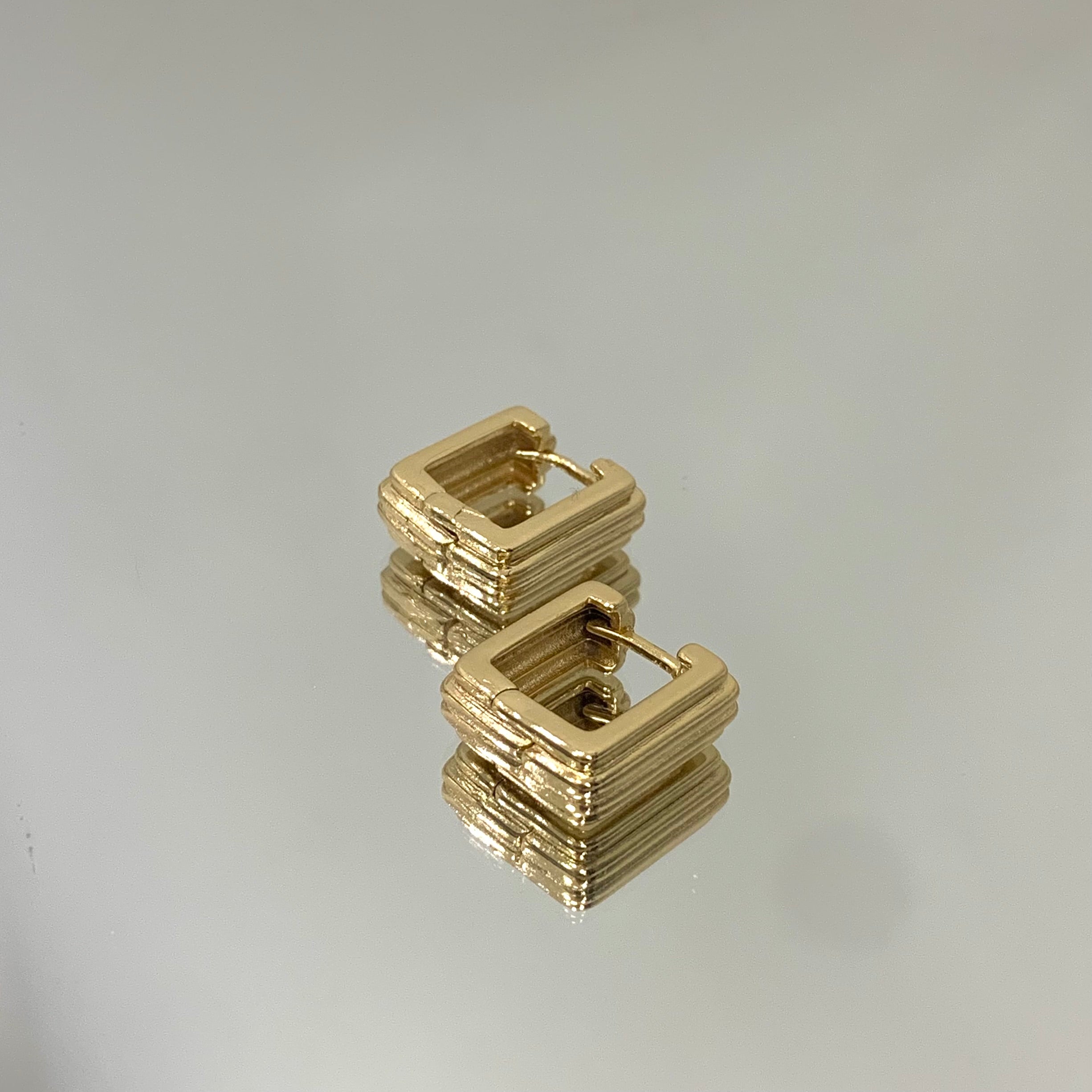Brinco Argola Quadrada M frisada folheada a ouro 18K