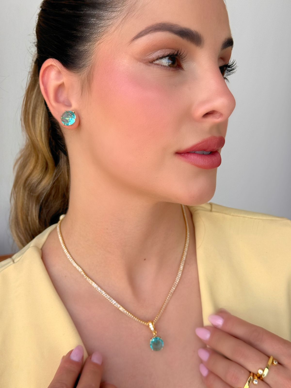 Brinco Ponto Safira folheado a ouro 18K