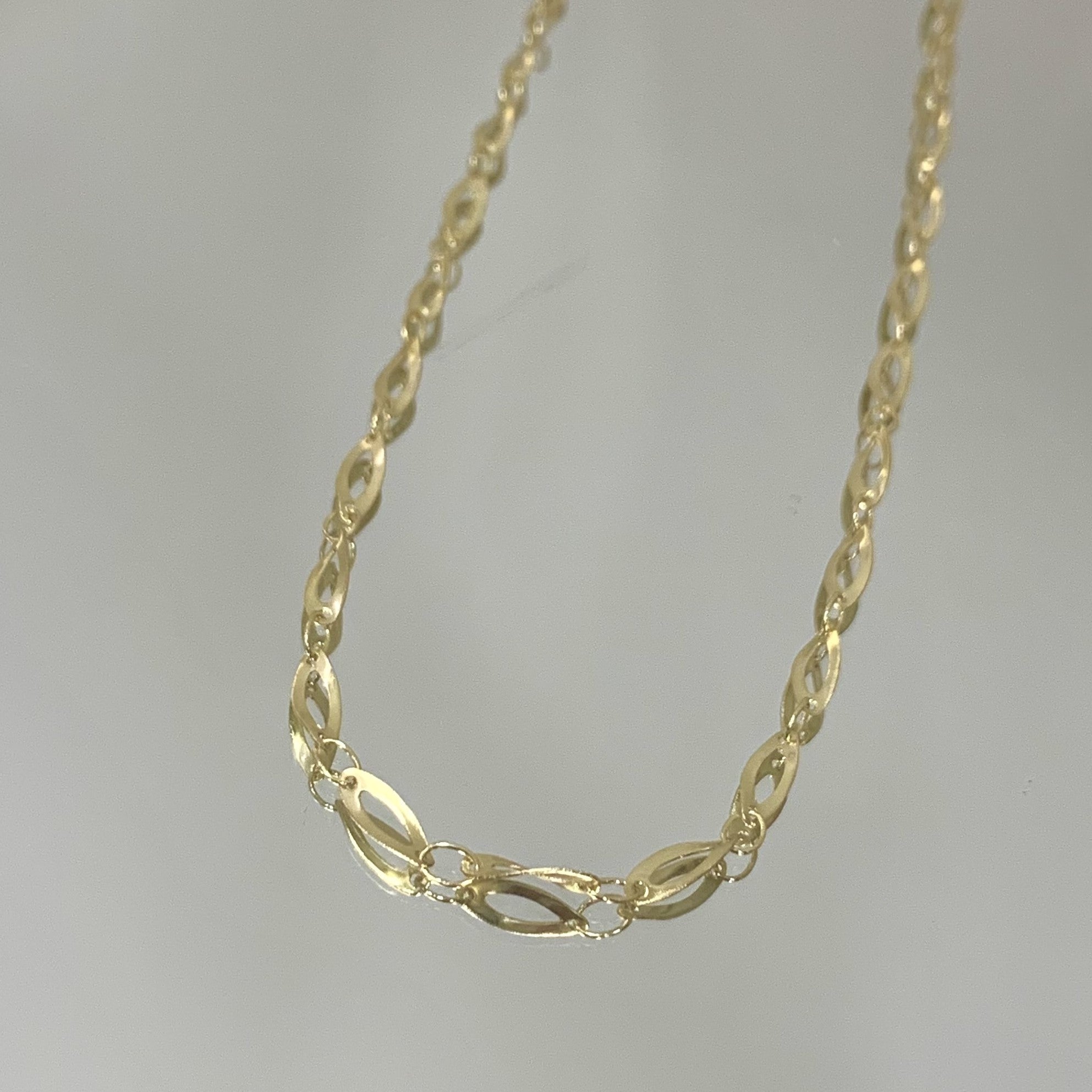 Choker Elos Curvos folheada a ouro 18K