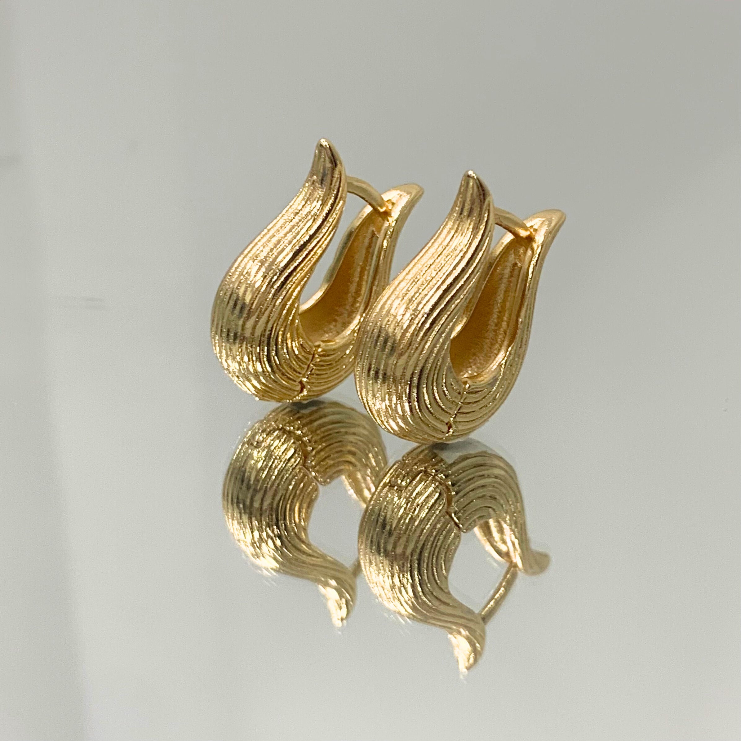 Brinco Gota Frisada M folheado a ouro 18K