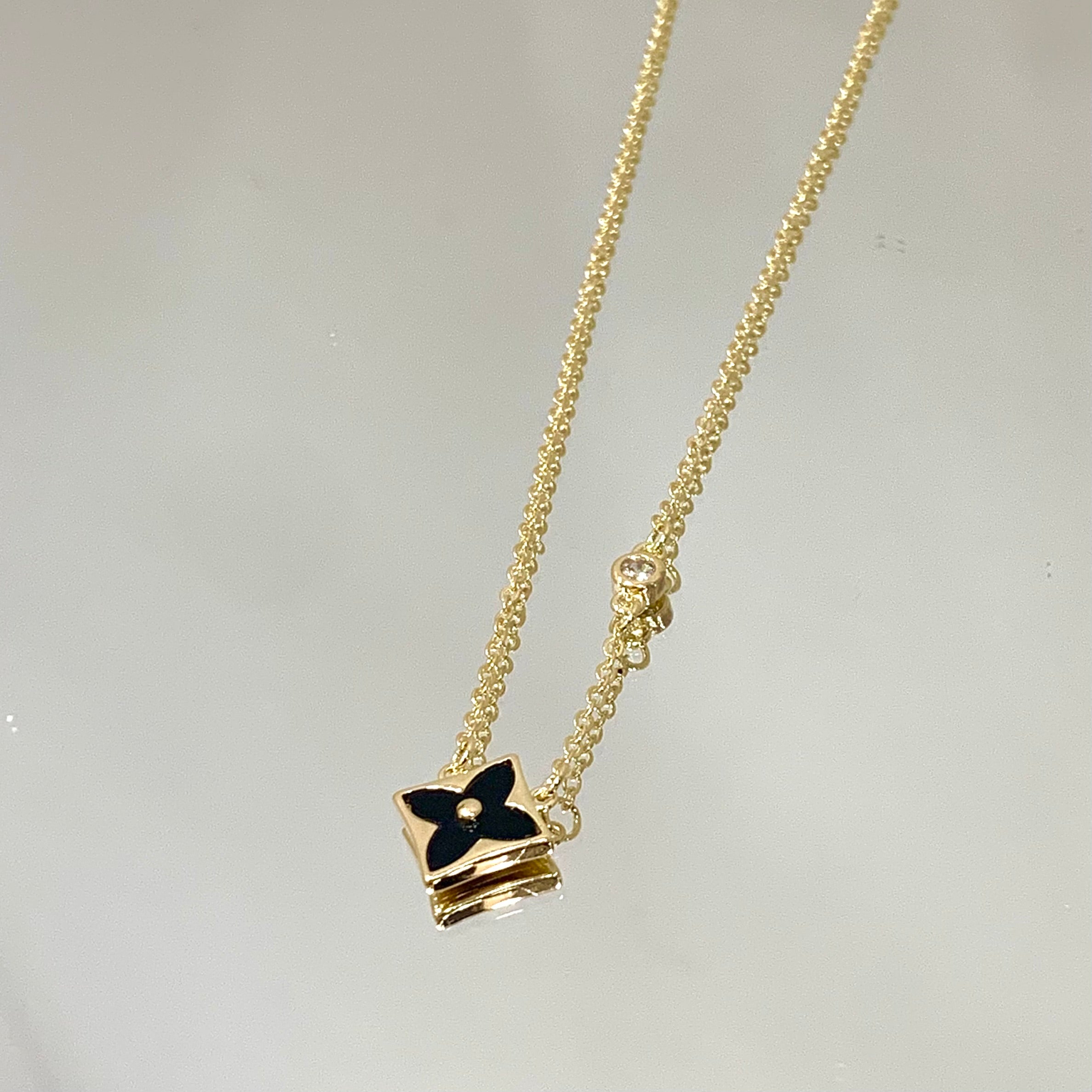 Colar Trevo ônix e luz folheado a ouro 18K