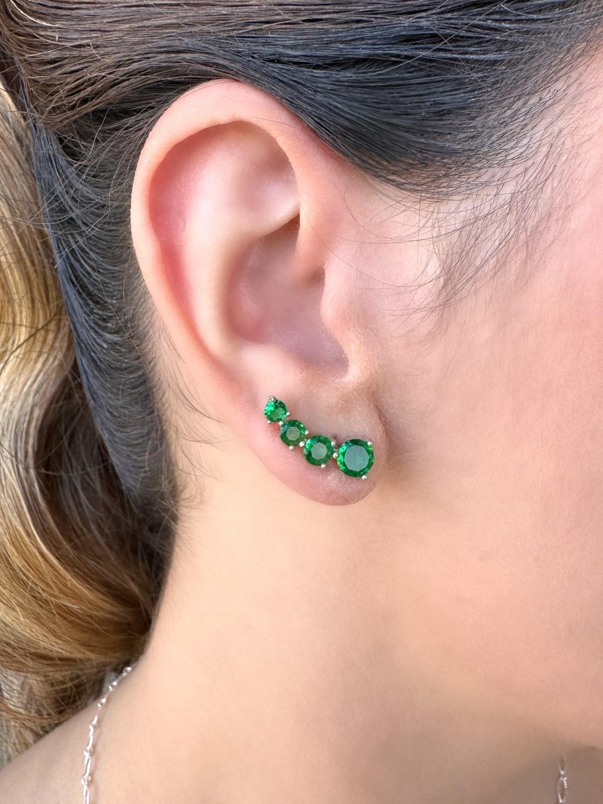 Brinco Mini Earcuff verde folheado a ródio