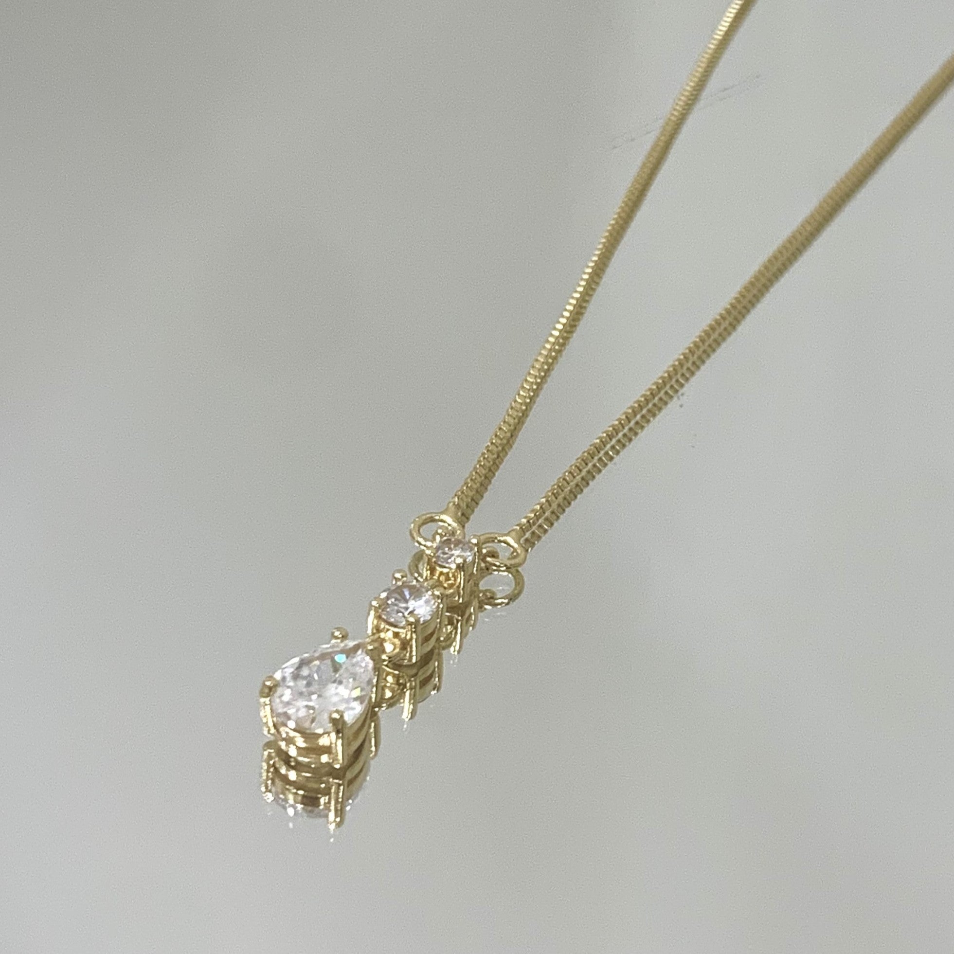 Colar Gota pendente folheado a ouro 18K