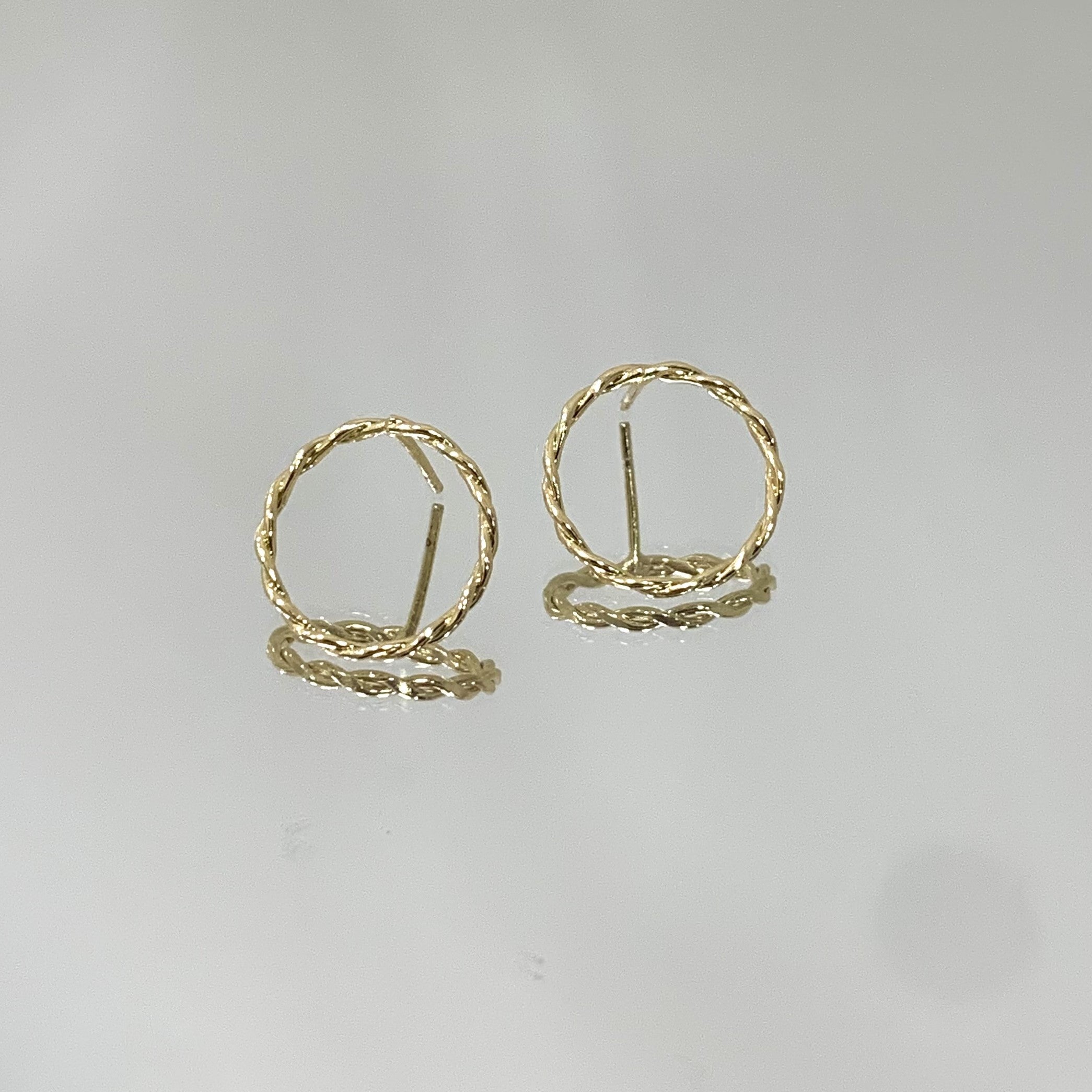 Brinco Círculo Vazado Torcido folheado a ouro 18K