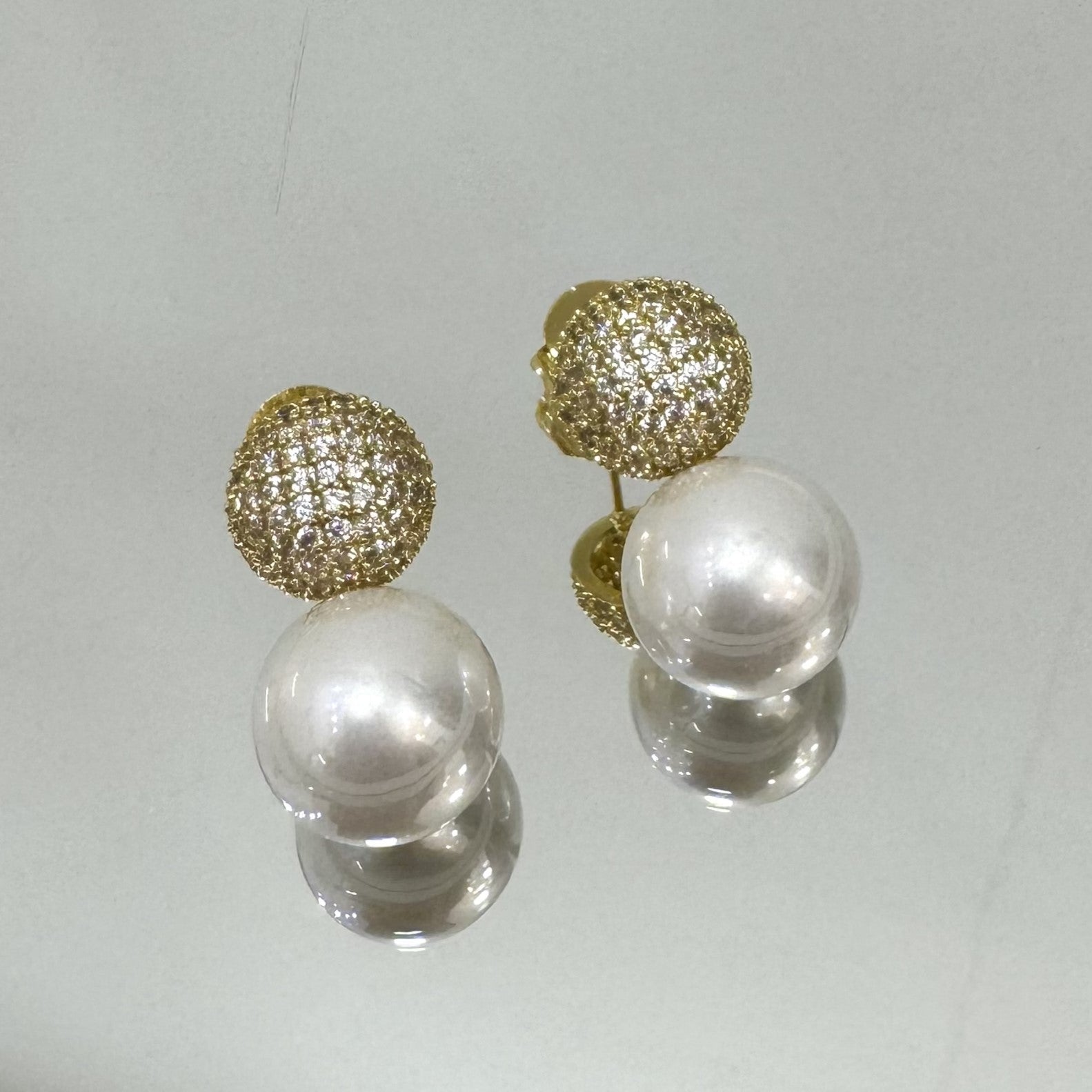 Brinco Duo esferas folheado a ouro 18K