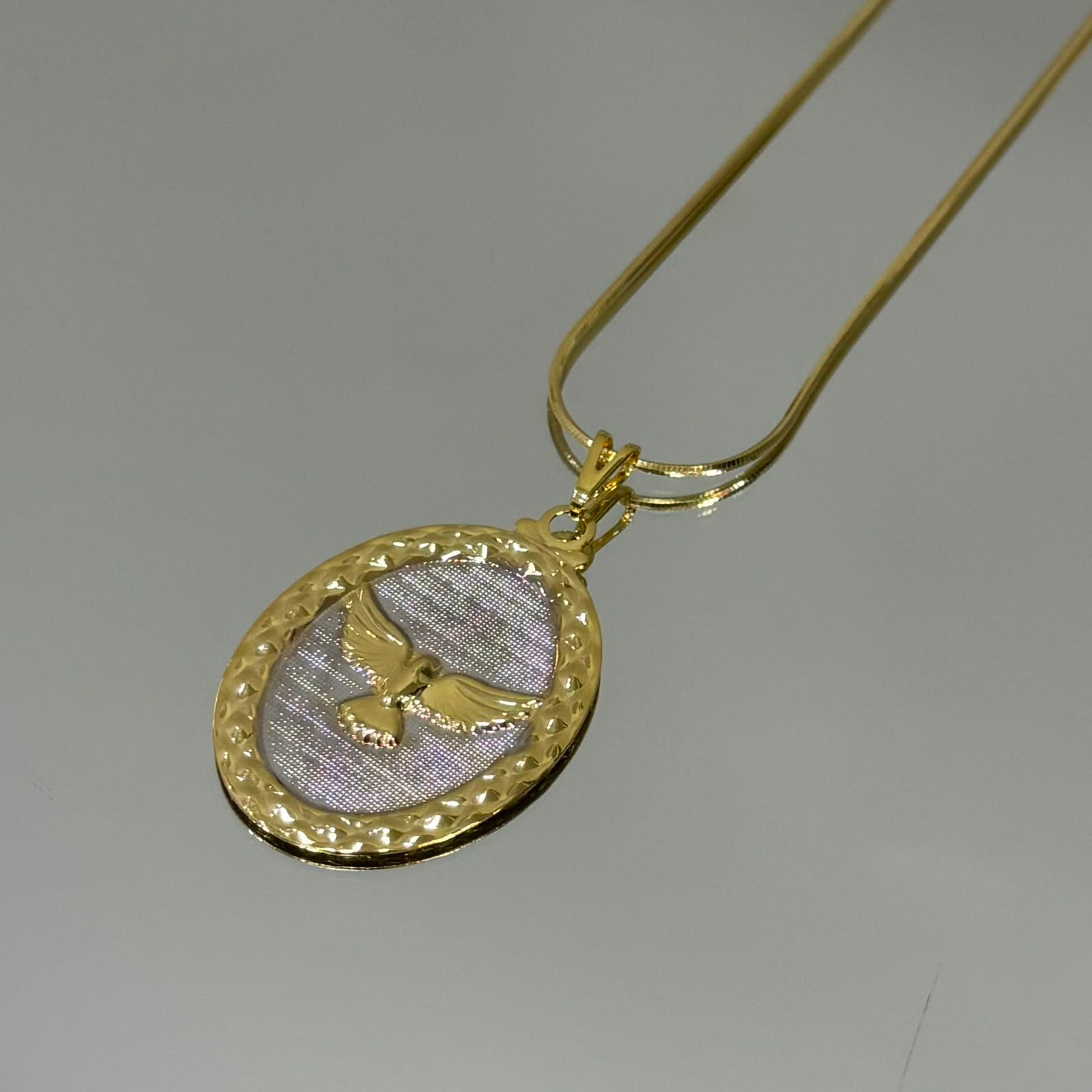 Colar Medalha Divino Maxi folheada a ródio e ouro 18K