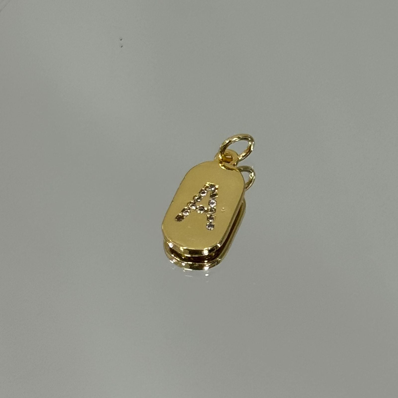 Pingente letra cravejada folheado a ouro 18K