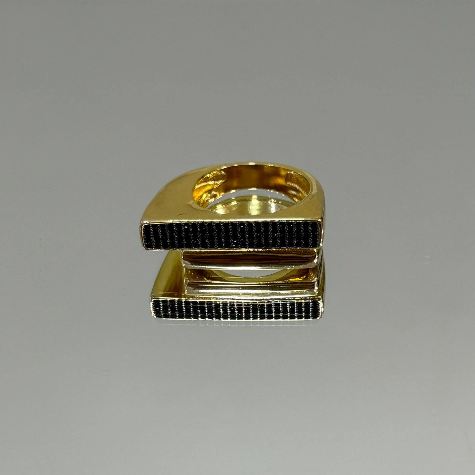 Anel Retilíneo duplo com zircônias negras folheado a ouro 18K