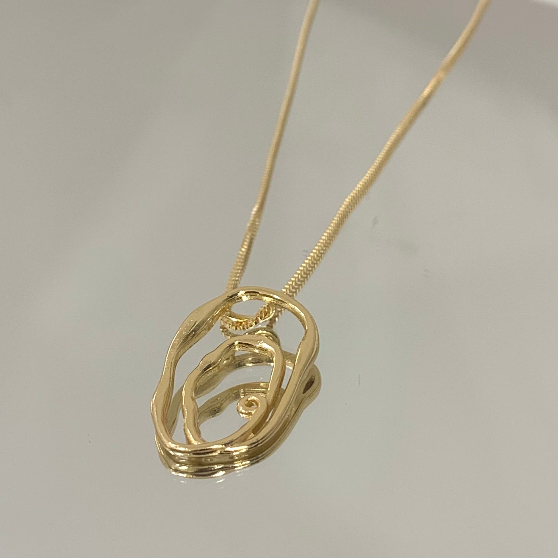 Colar Voltas Orgânico longo folheado a ouro 18K