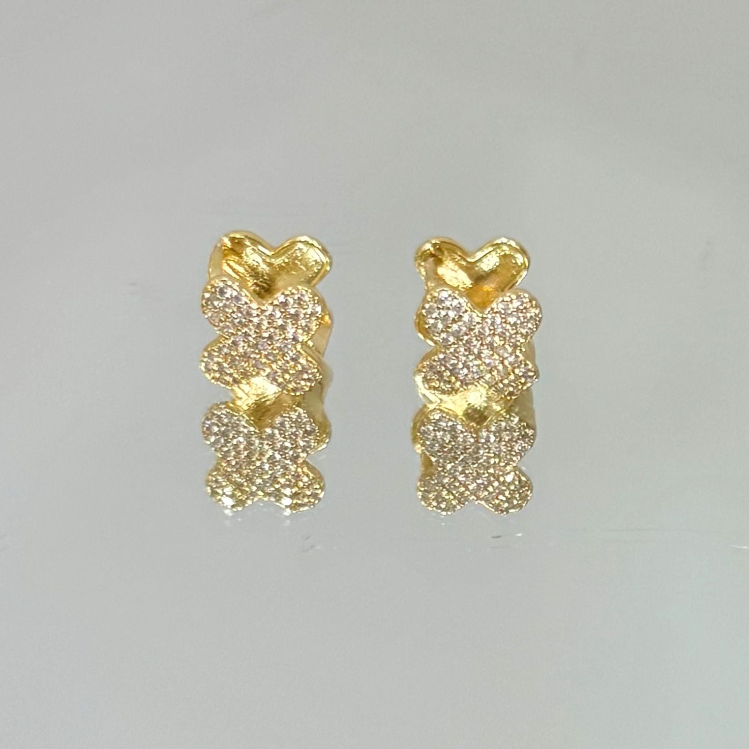Brinco Trevo Cravejado em caixa folheado a ouro 18K