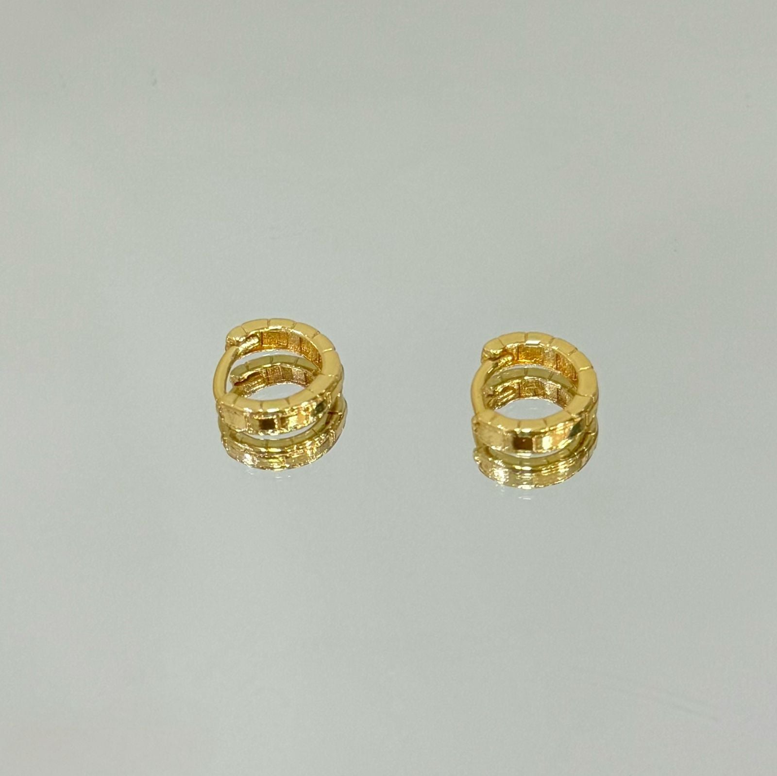 Brinco Argolinha Traçada folheado a ouro 18K