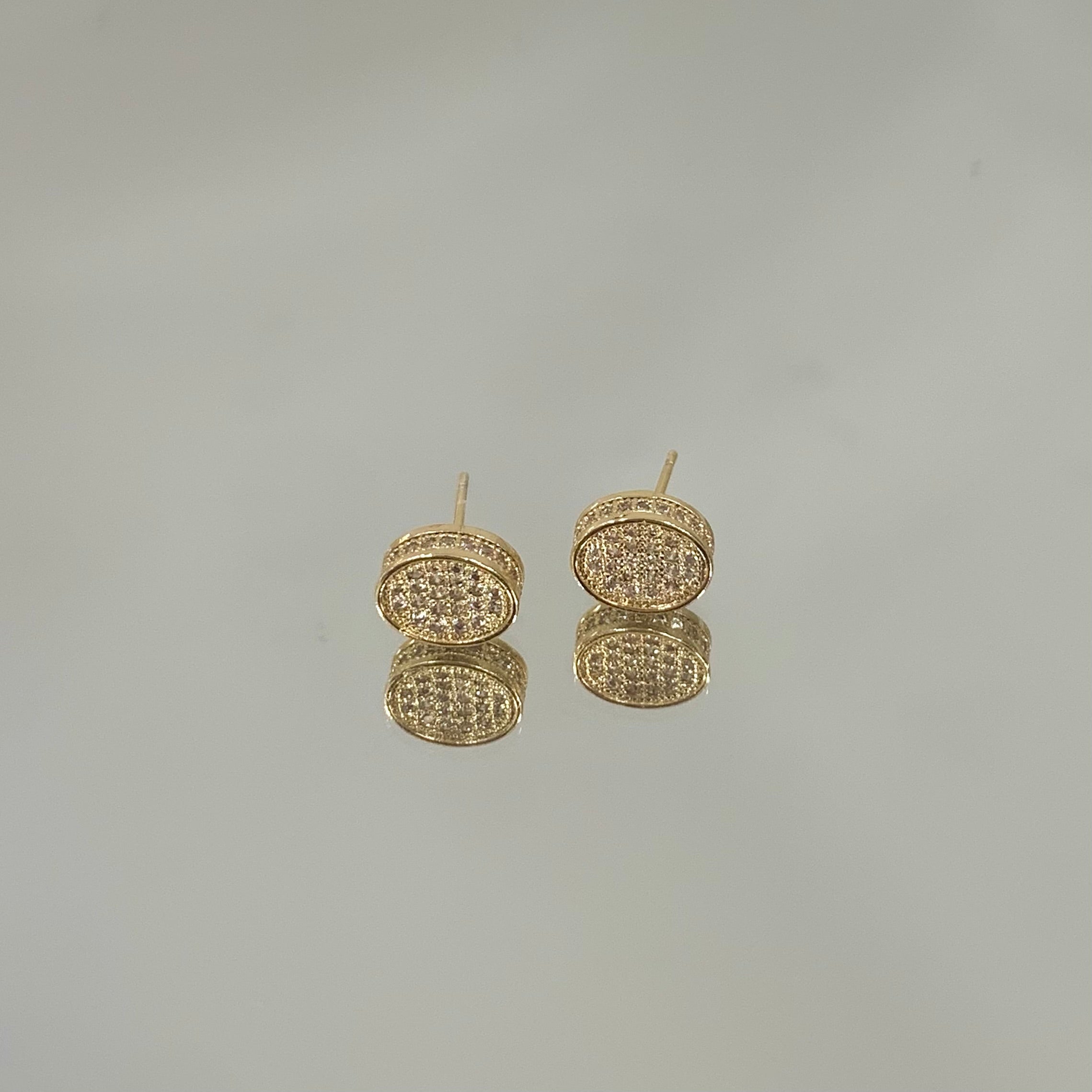 Brinco Oval lateral cravejada folheado a ouro 18K