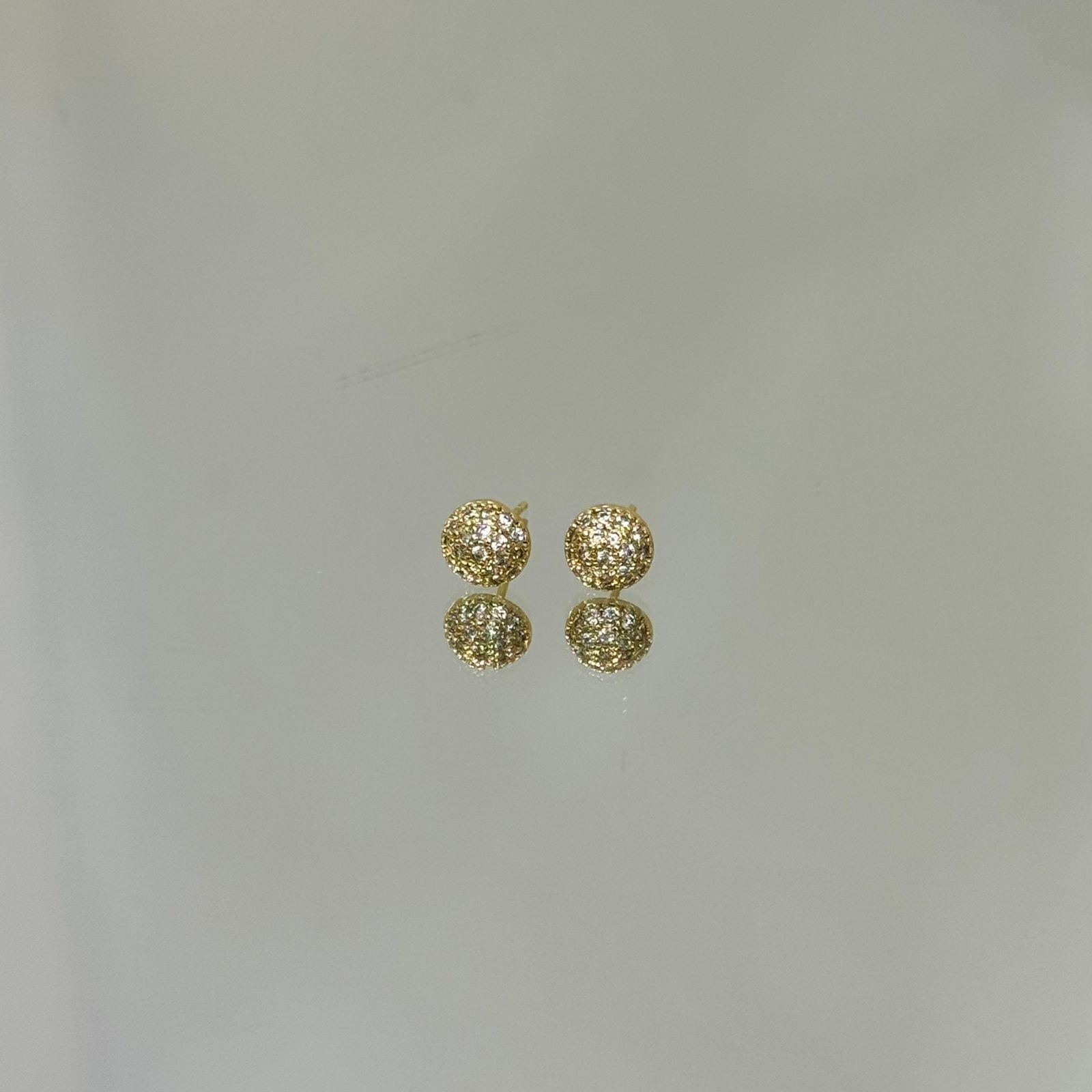 Brinco Meia esfera p cravejada folheado a ouro 18K
