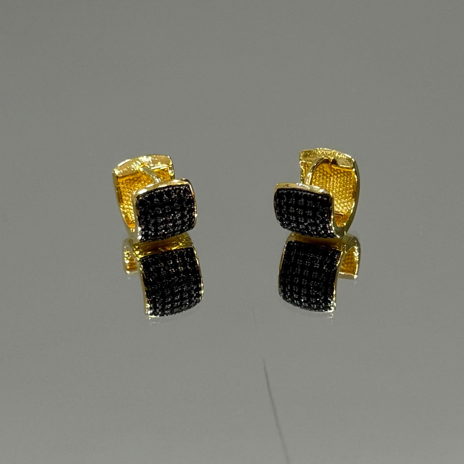 Brinco Argola P zircônias negras folheado a ródio e ouro 18K
